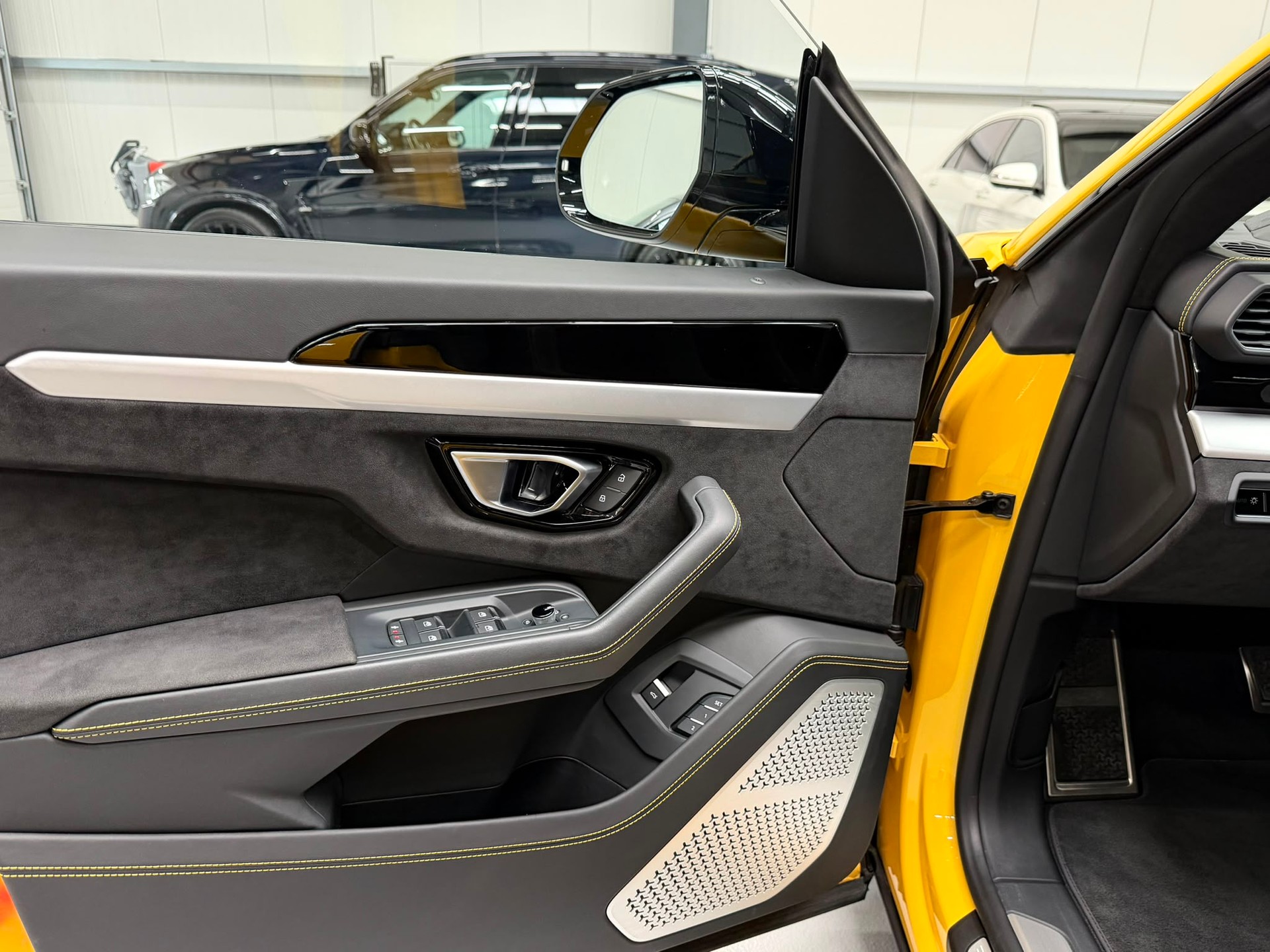 LAMBORGHINI Urus E-Gear-image-22