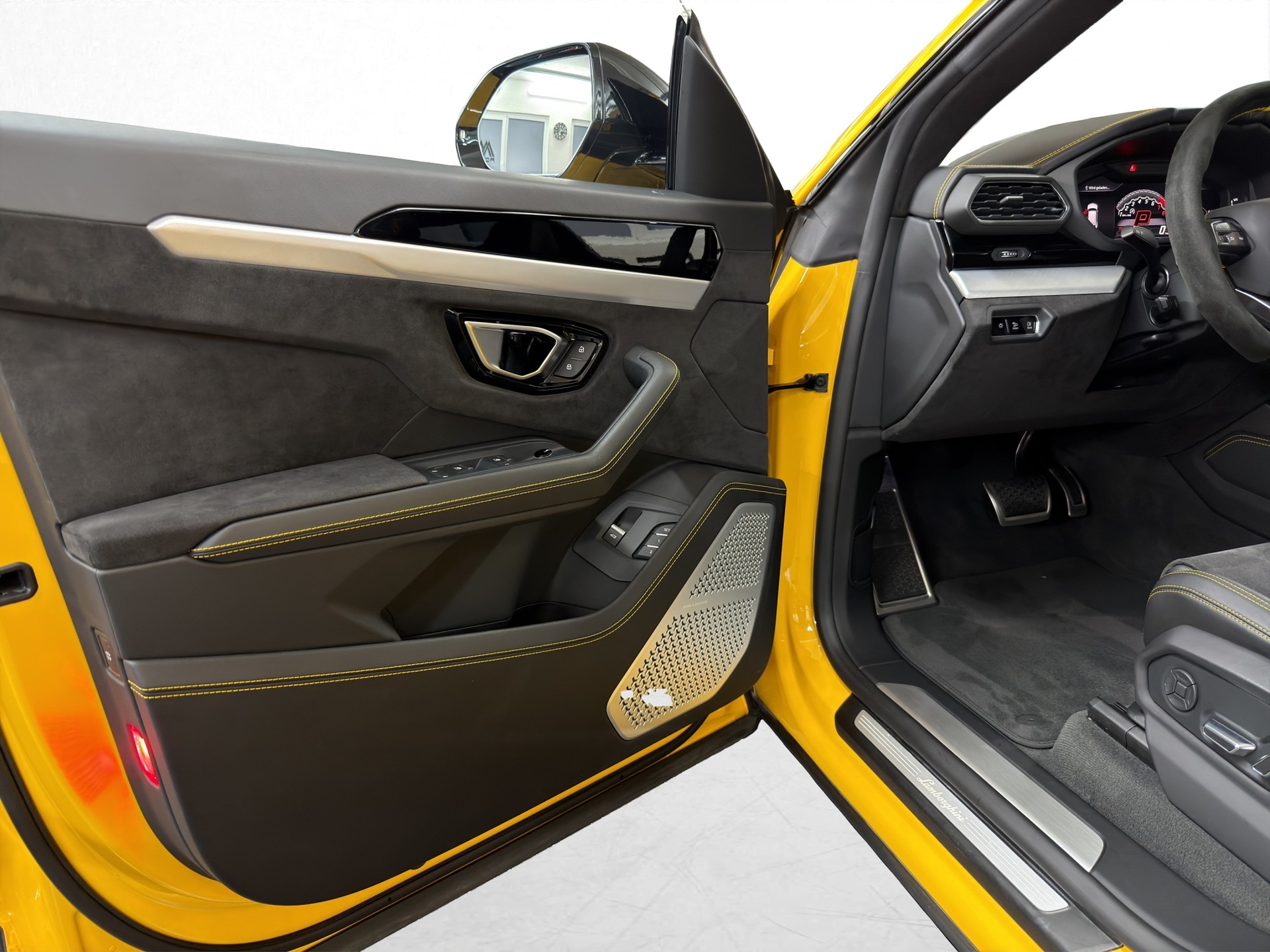 LAMBORGHINI Urus E-Gear-image-16