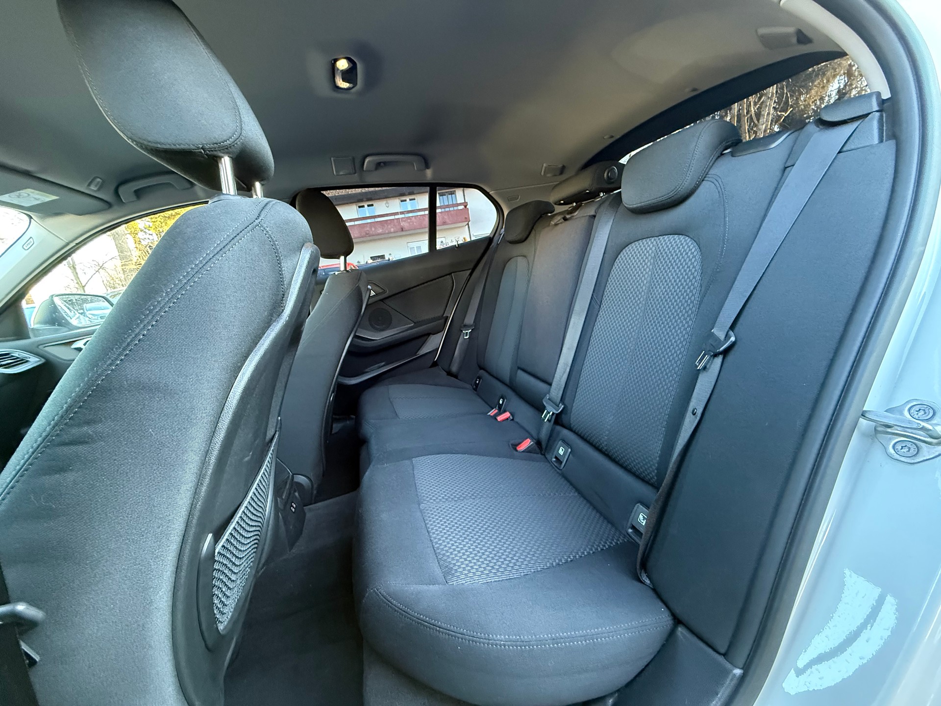 BMW 118i Essential Edition Steptronic-image-10