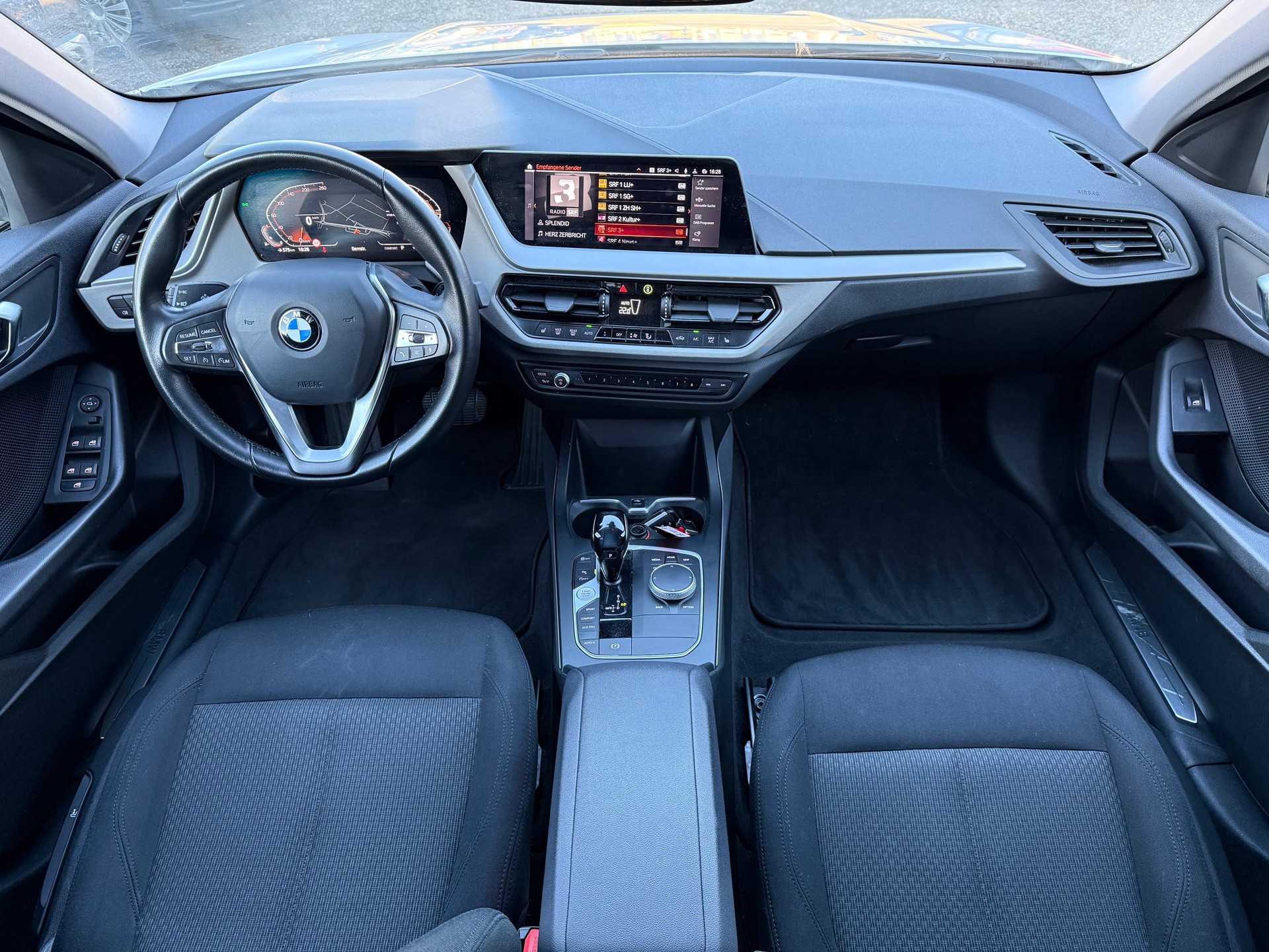 BMW 118i Essential Edition Steptronic-image-11
