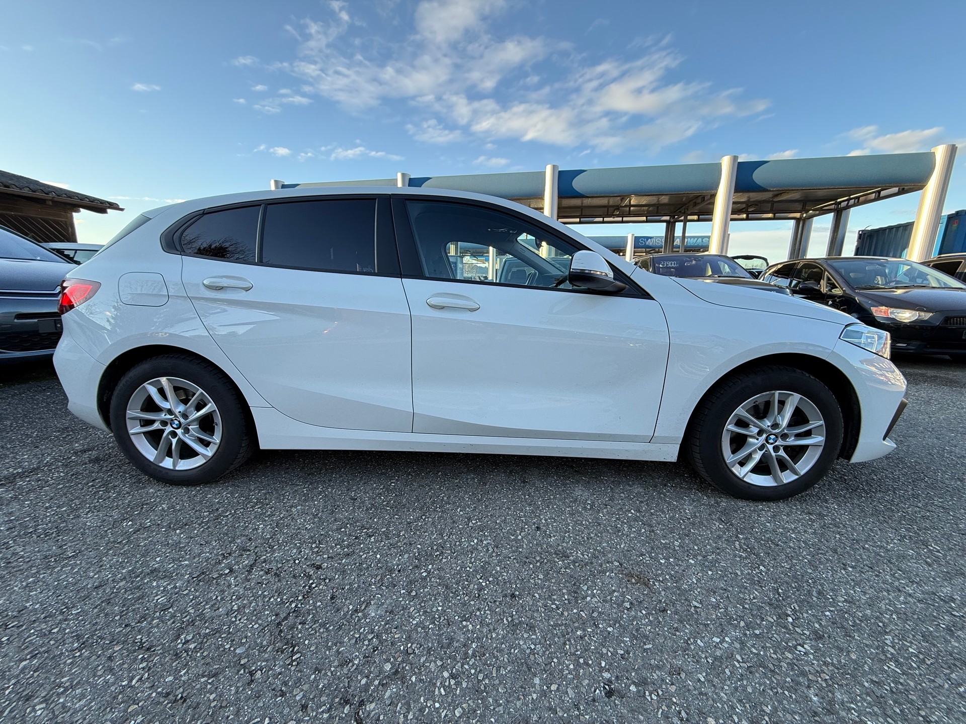 BMW 118i Essential Edition Steptronic-image-3