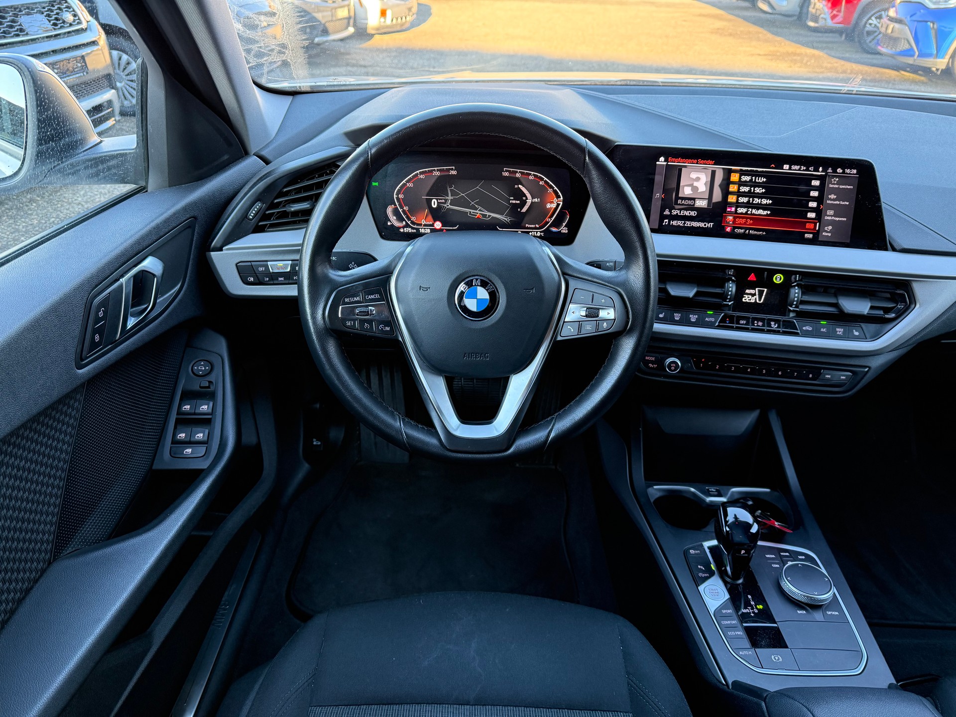 BMW 118i Essential Edition Steptronic-image-12