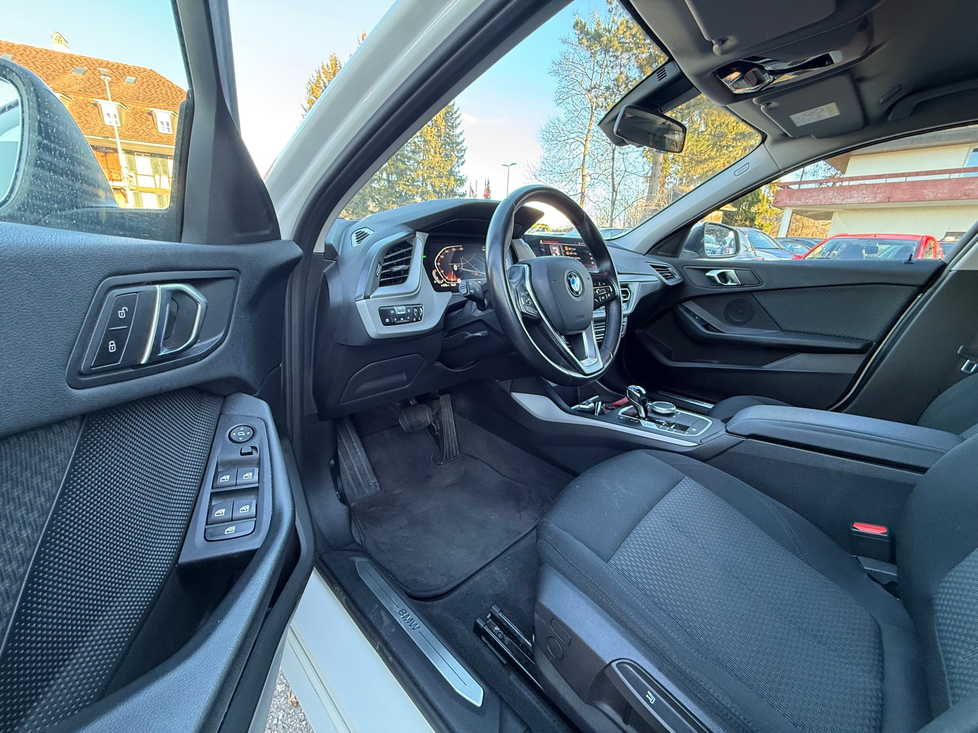 BMW 118i Essential Edition Steptronic-image-8
