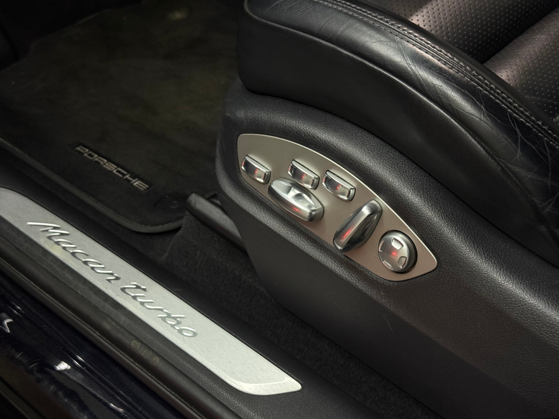 PORSCHE Macan Turbo PDK-image-12