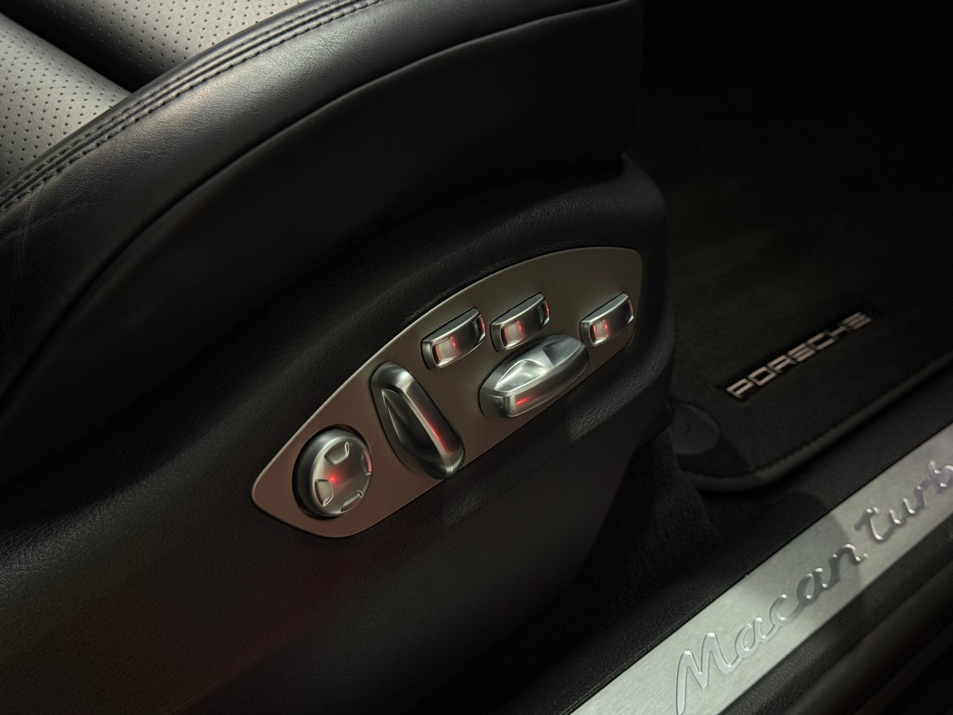 PORSCHE Macan Turbo PDK-image-14