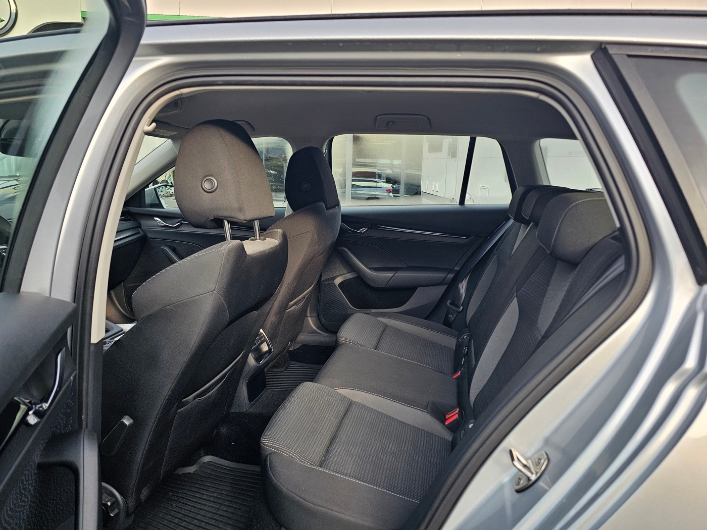 SKODA Octavia Combi 2.0 TDI DSG Ambition 4x4-image-7