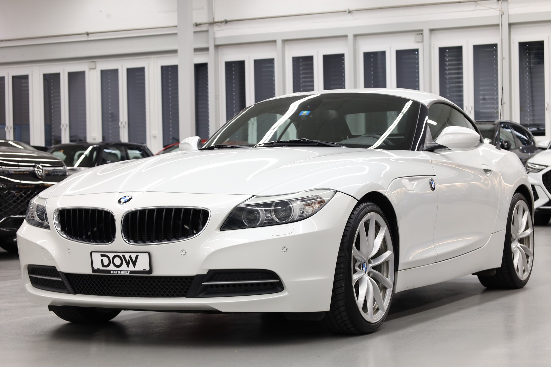 BMW Z4 20i sDrive Roadster-showroom-element-2
