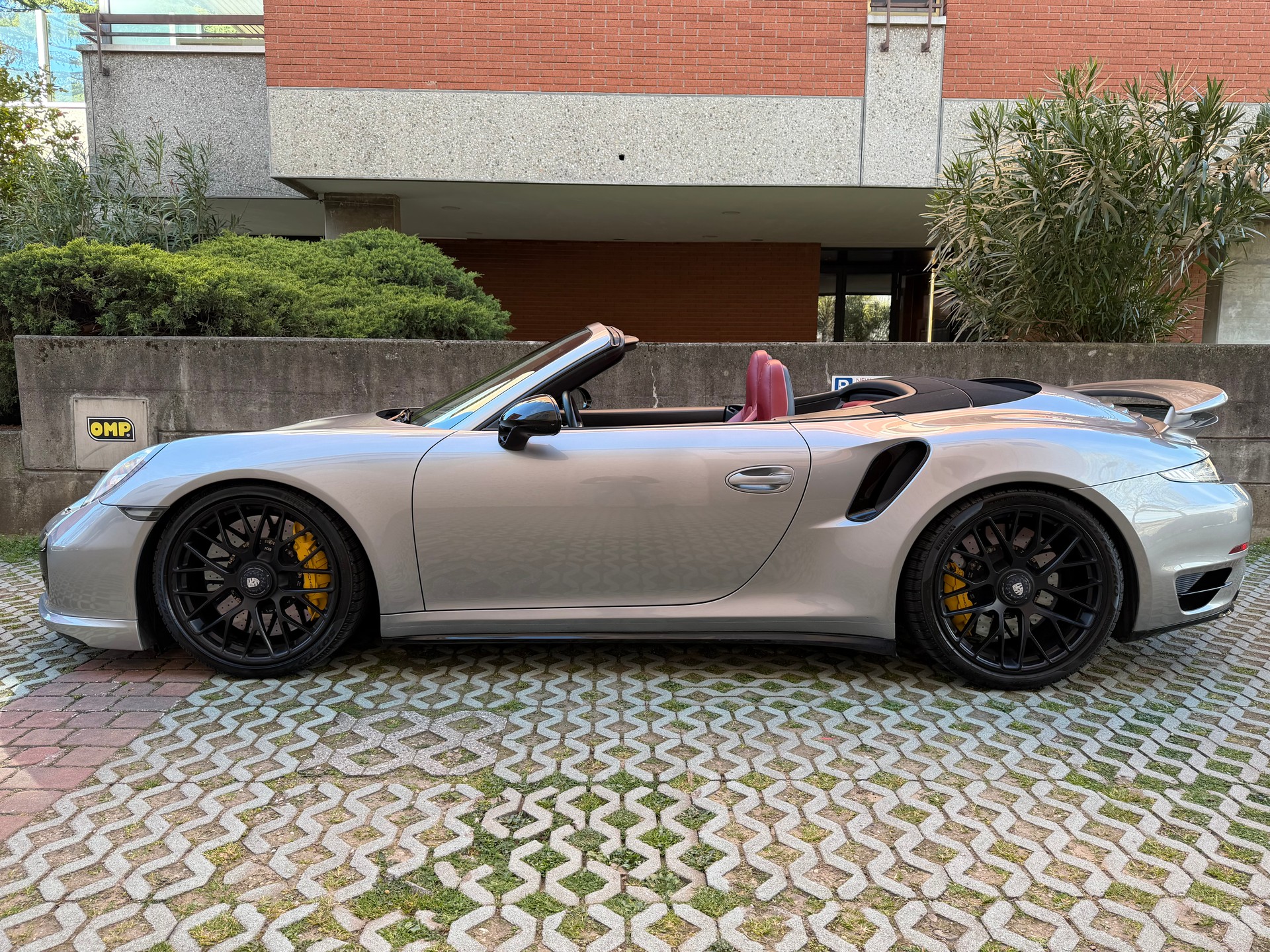 PORSCHE 911 Turbo S Cabrio PDK-image-5