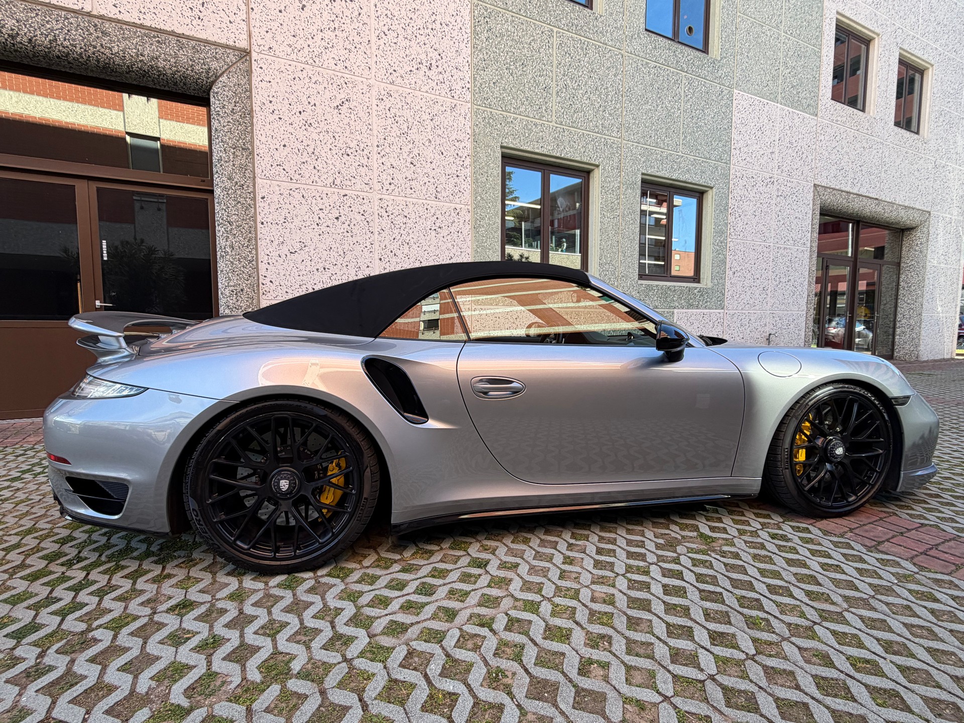 PORSCHE 911 Turbo S Cabrio PDK-image-3