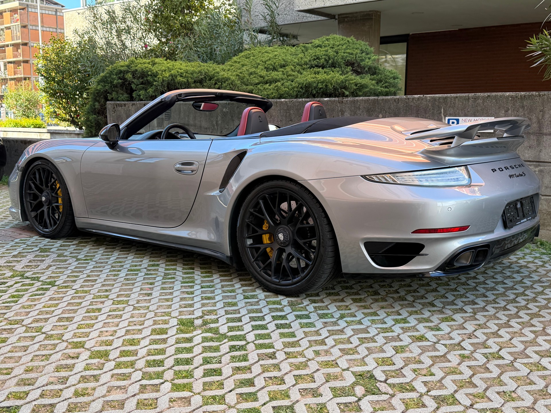 PORSCHE 911 Turbo S Cabrio PDK-image-6