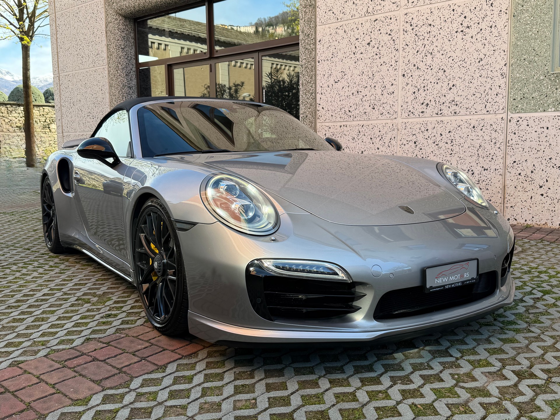 PORSCHE 911 Turbo S Cabrio PDK-image-2