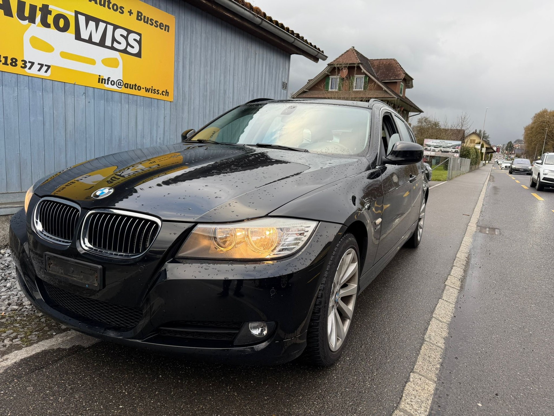 BMW 325i xDrive Touring-image-0