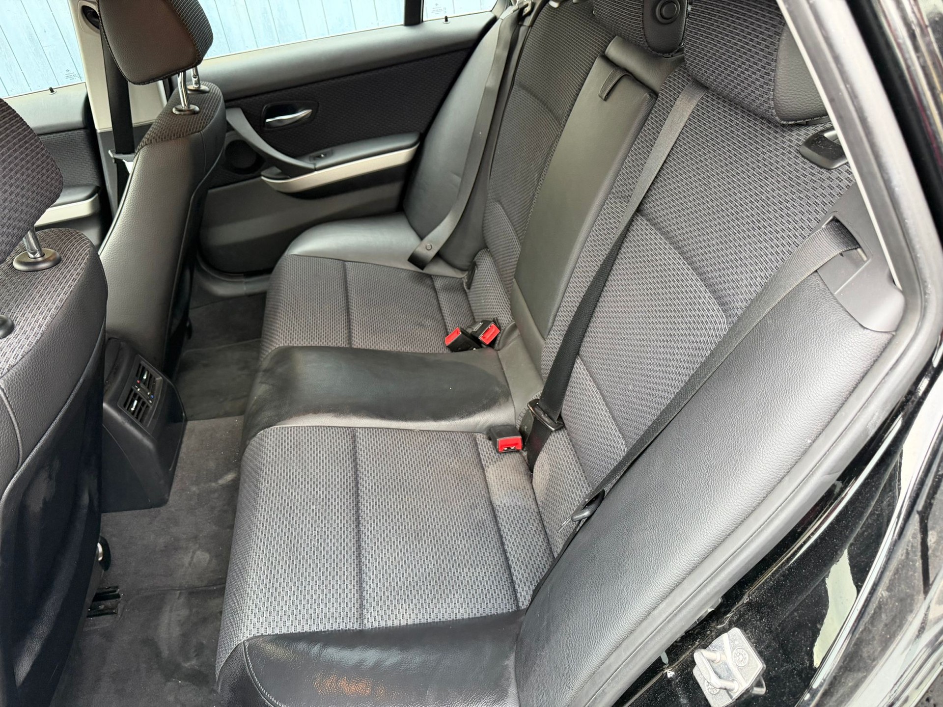 BMW 325i xDrive Touring-image-14