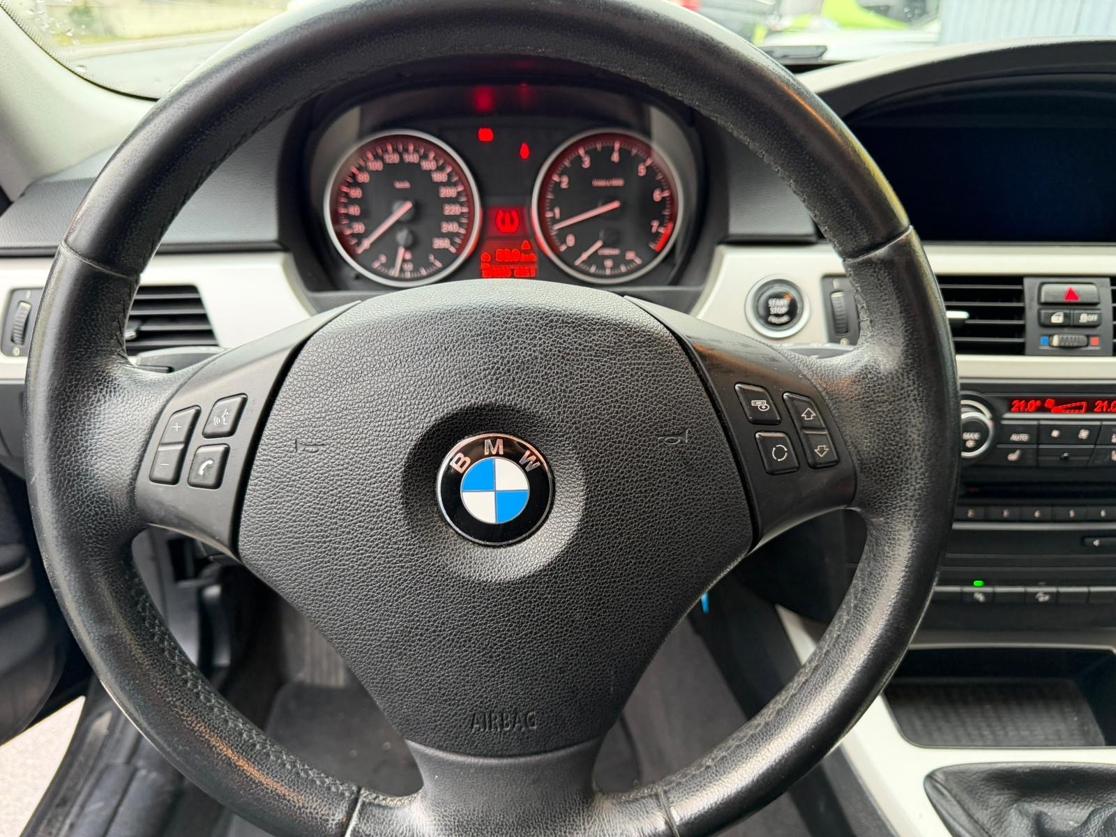 BMW 325i xDrive Touring-image-9