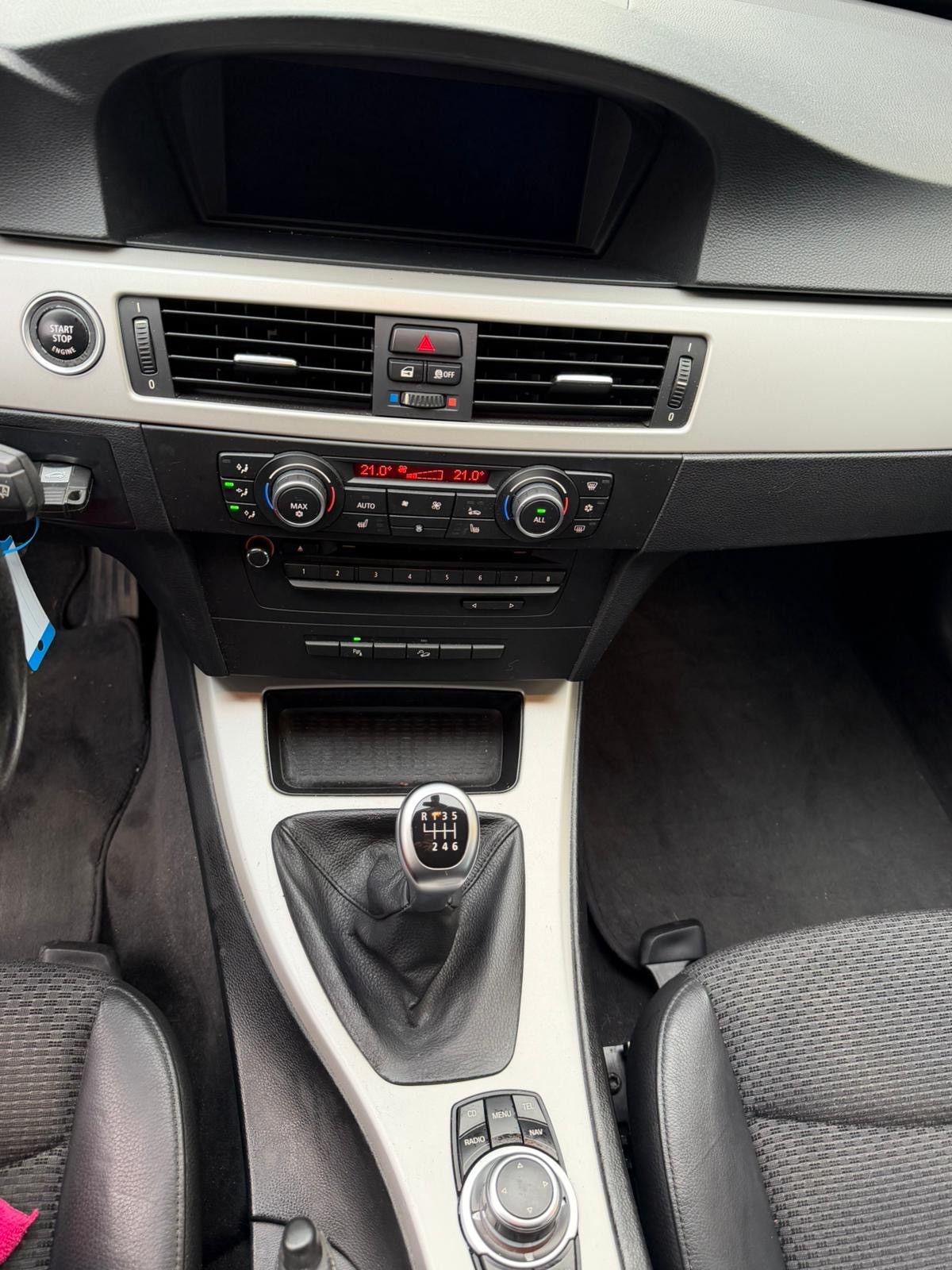 BMW 325i xDrive Touring-image-11