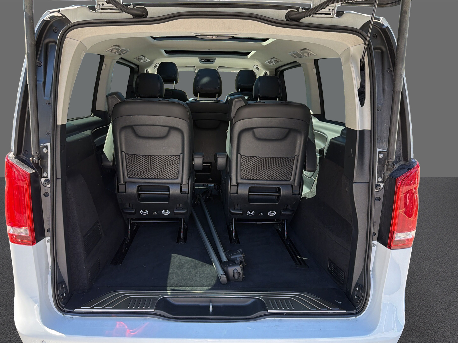 MERCEDES-BENZ V 300 d SwissEdition L 4M-image-19