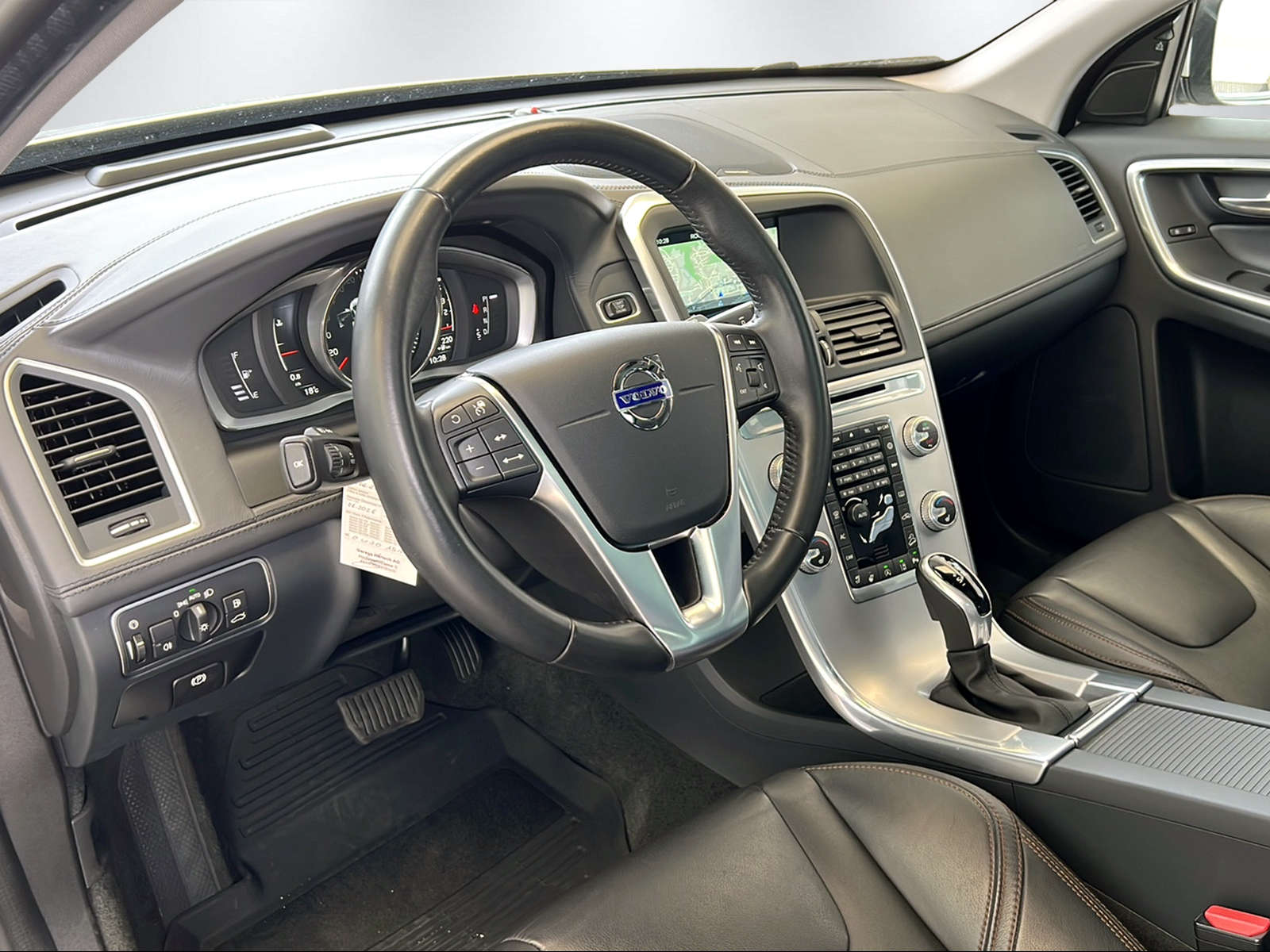 VOLVO XC60 2.4 D5 Summum AWD S/S-image-13