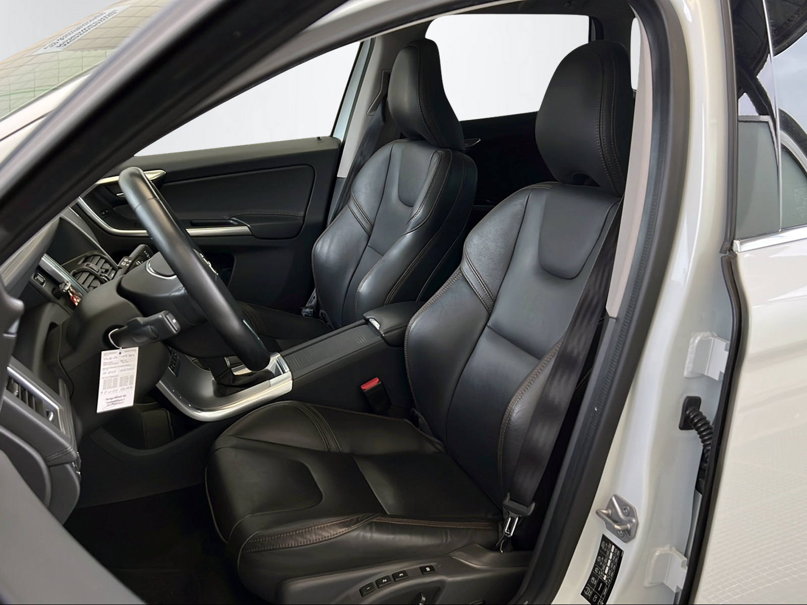 VOLVO XC60 2.4 D5 Summum AWD S/S-image-14