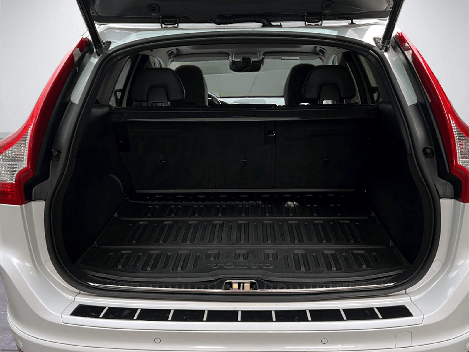 VOLVO XC60 2.4 D5 Summum AWD S/S-image-5