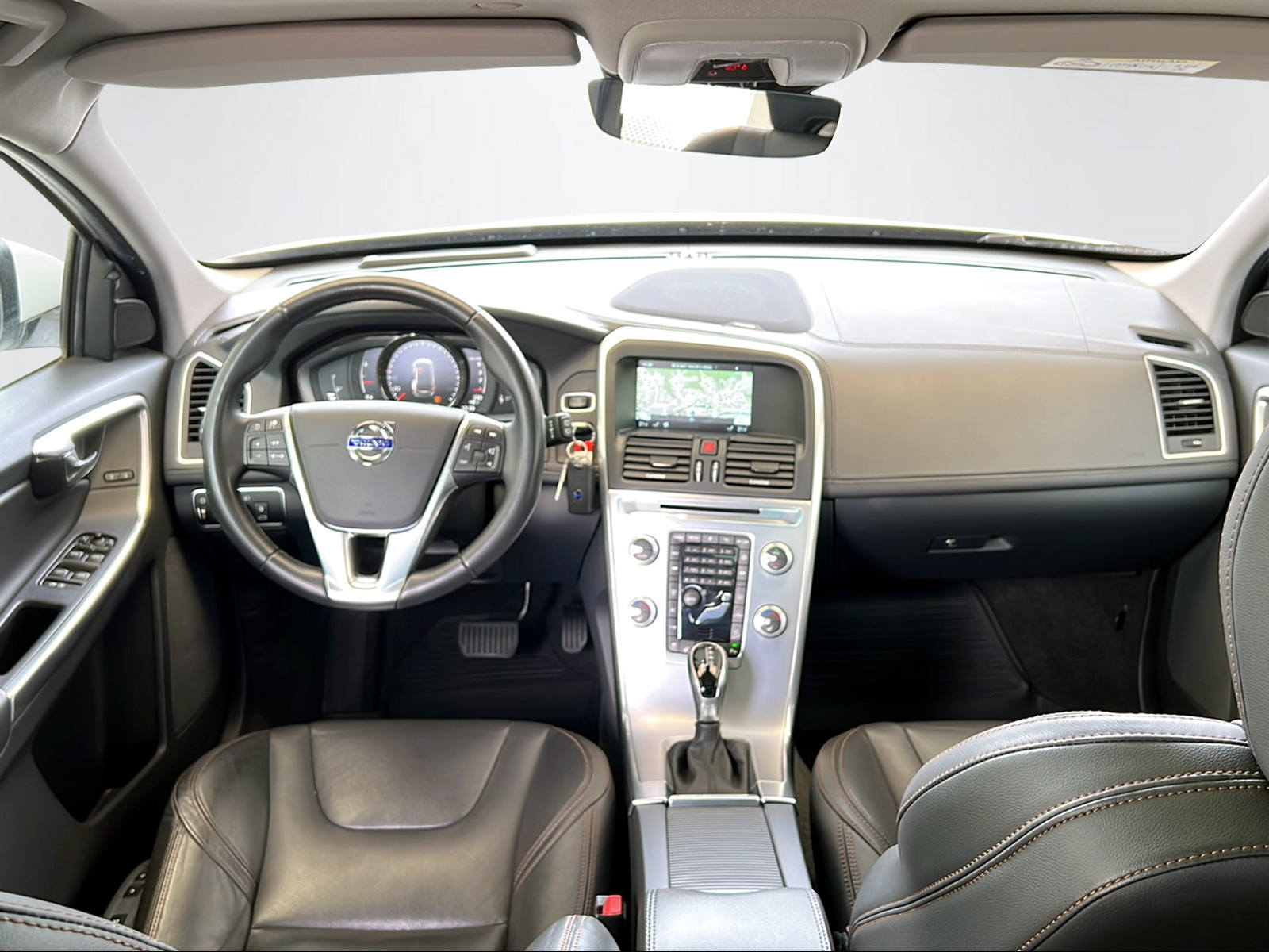 VOLVO XC60 2.4 D5 Summum AWD S/S-image-11