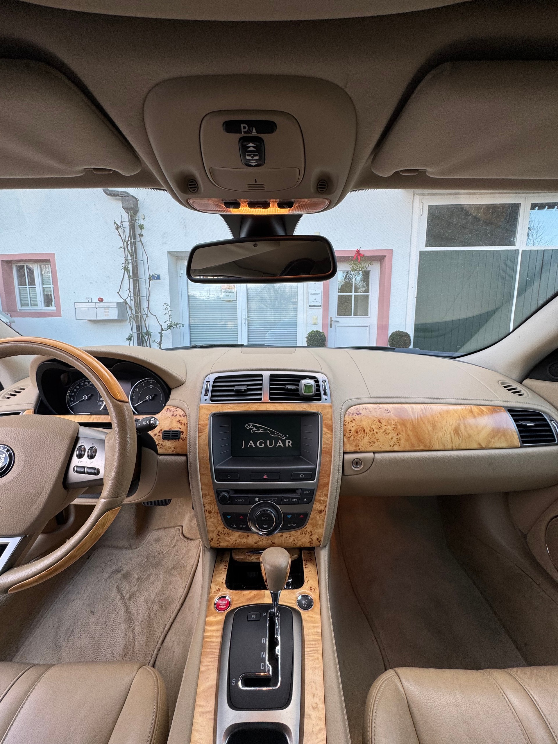JAGUAR XK 4.2 V8 Automatic-image-5