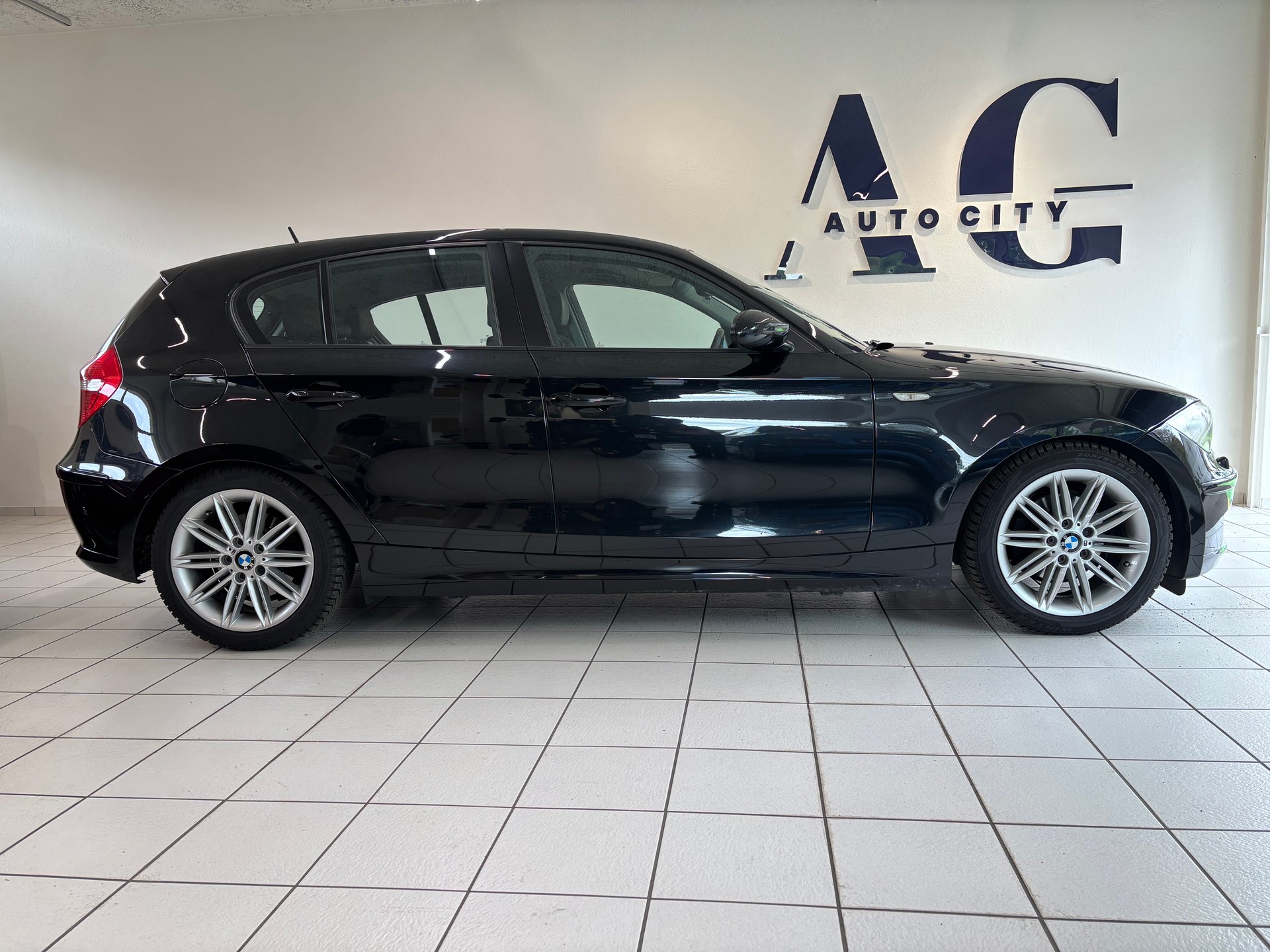 BMW 118i-image-1