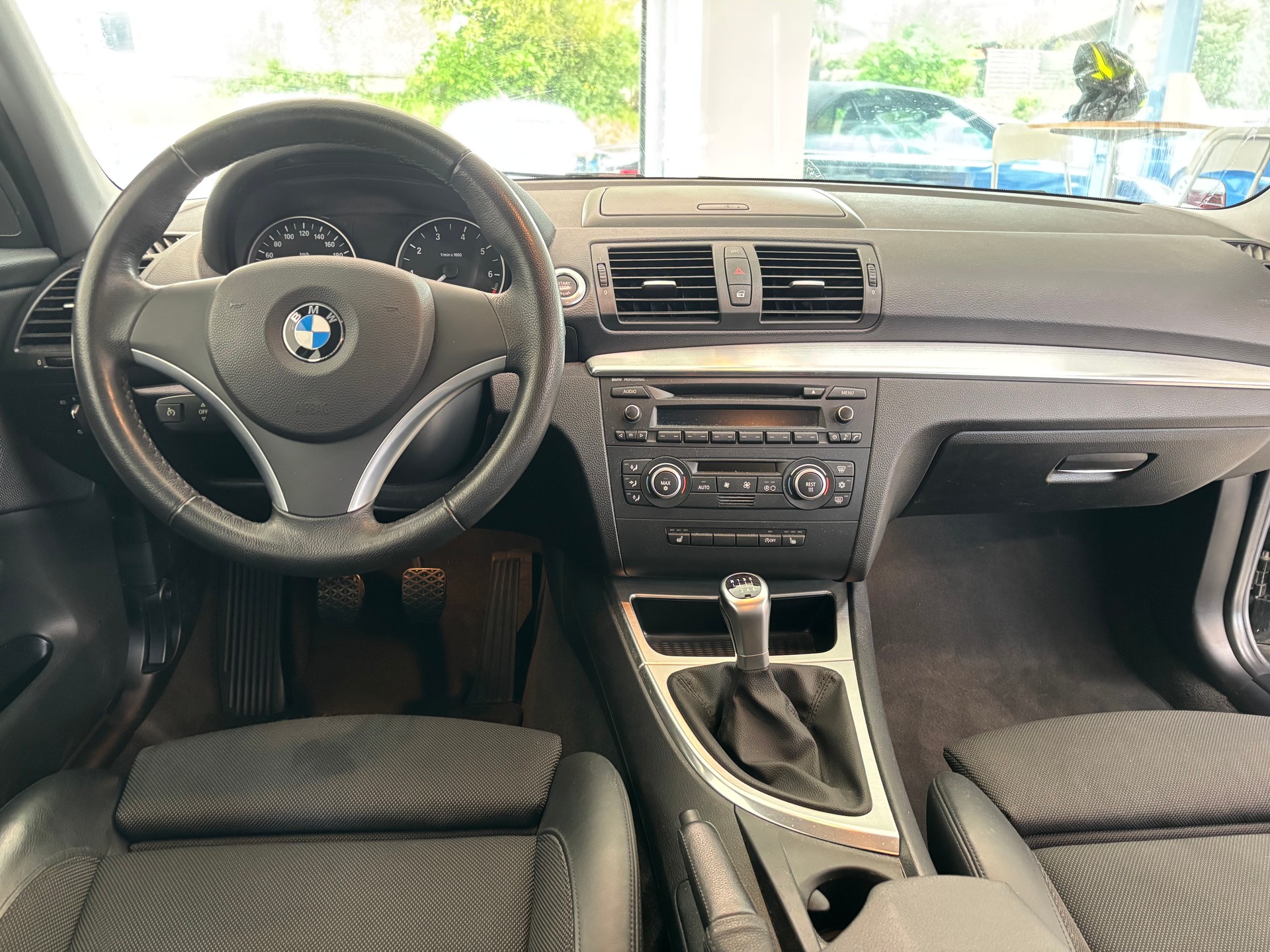 BMW 118i-image-9