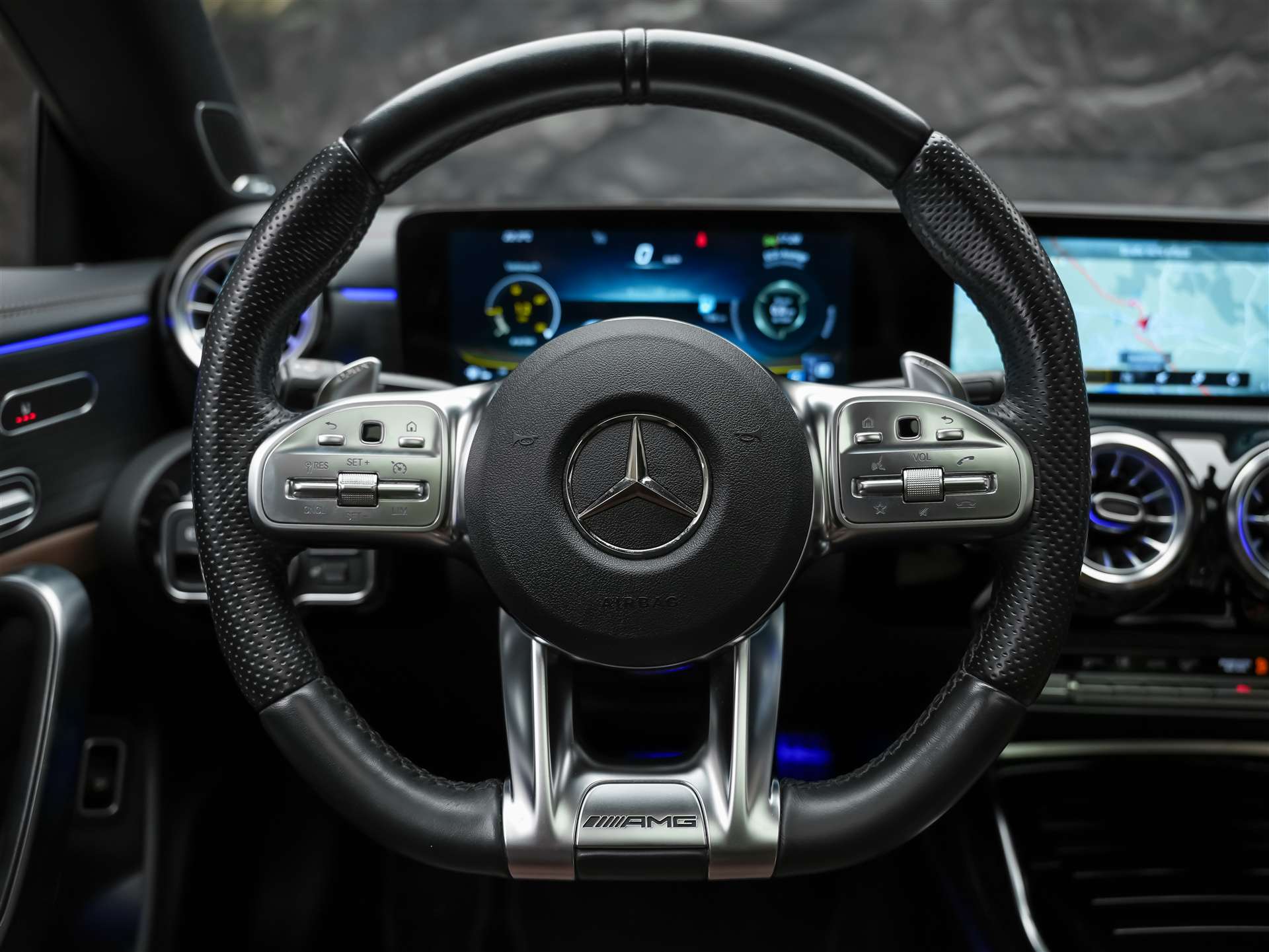 MERCEDES-BENZ CLA 35 AMG 4matic *CH Auto*Panorama*Night Paket AMG-image-18