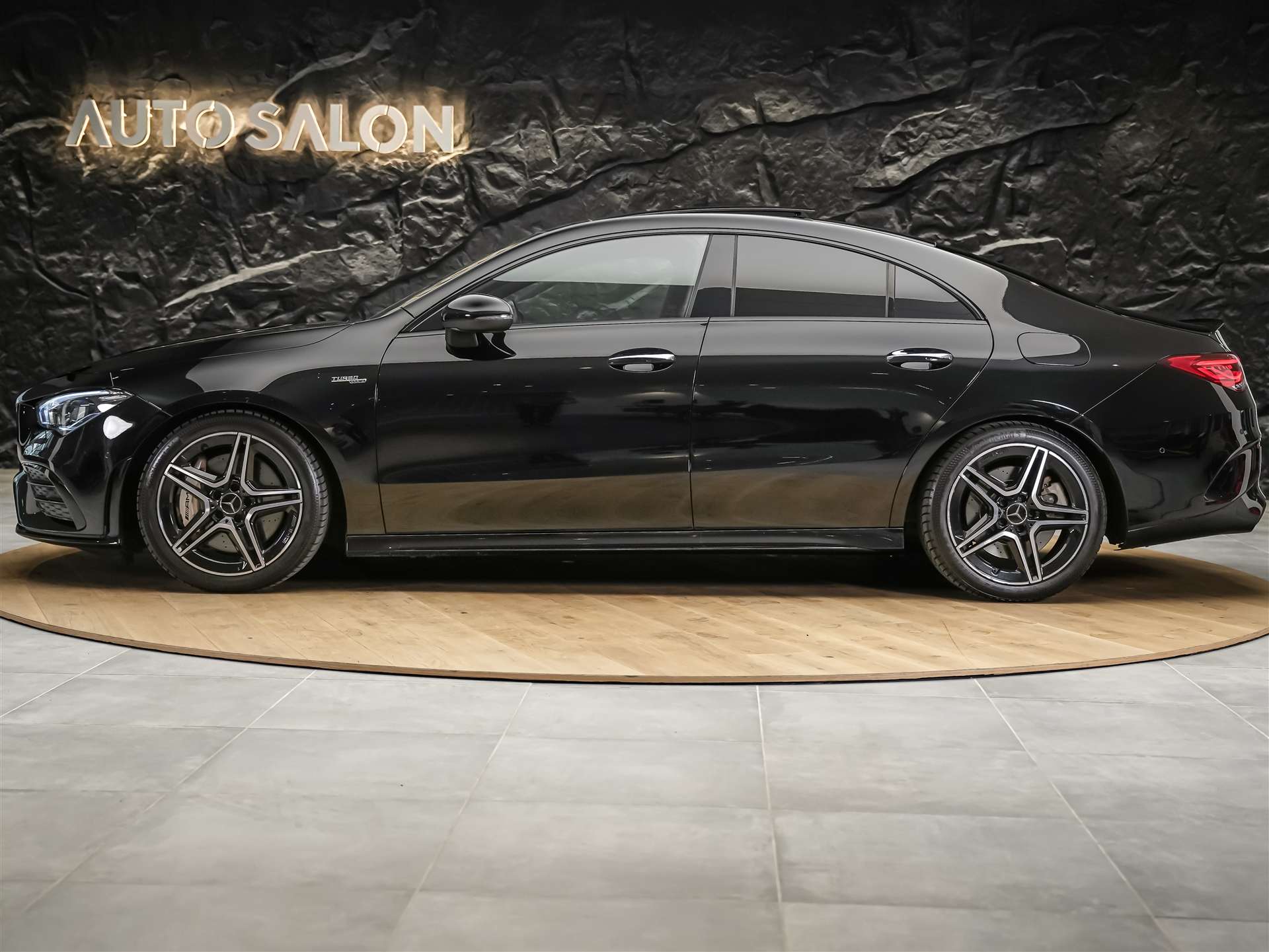 MERCEDES-BENZ CLA 35 AMG 4matic *CH Auto*Panorama*Night Paket AMG-image-1