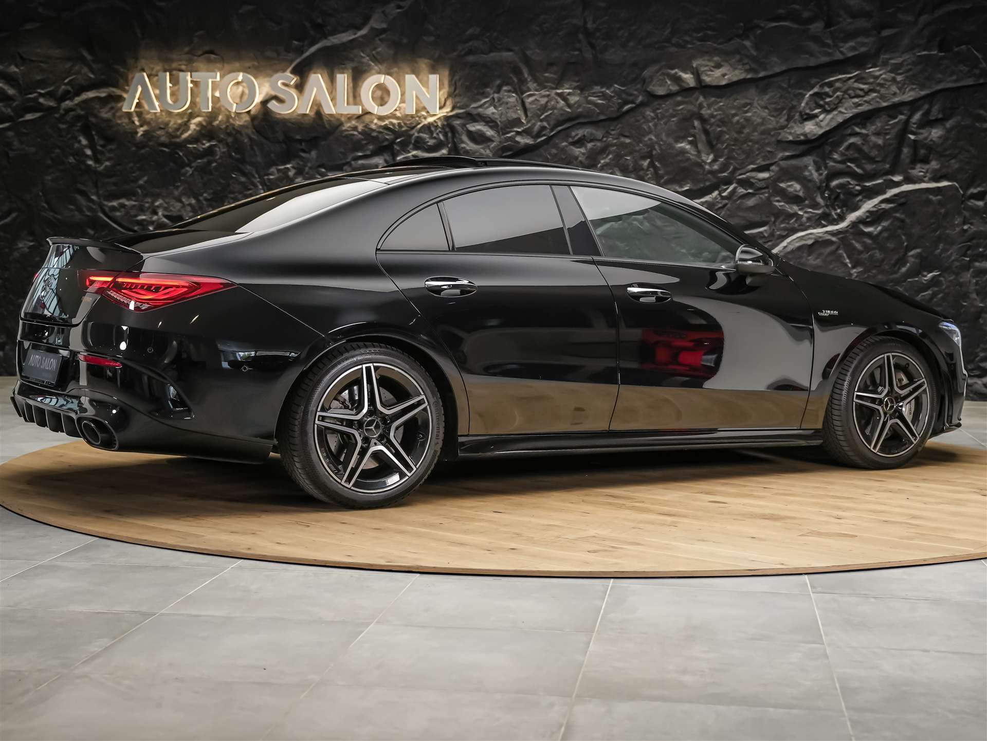 MERCEDES-BENZ CLA 35 AMG 4matic *CH Auto*Panorama*Night Paket AMG-image-4