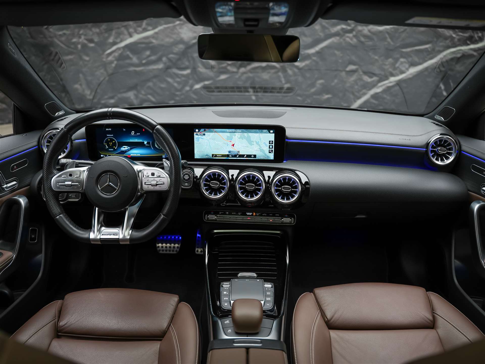 MERCEDES-BENZ CLA 35 AMG 4matic *CH Auto*Panorama*Night Paket AMG-image-17