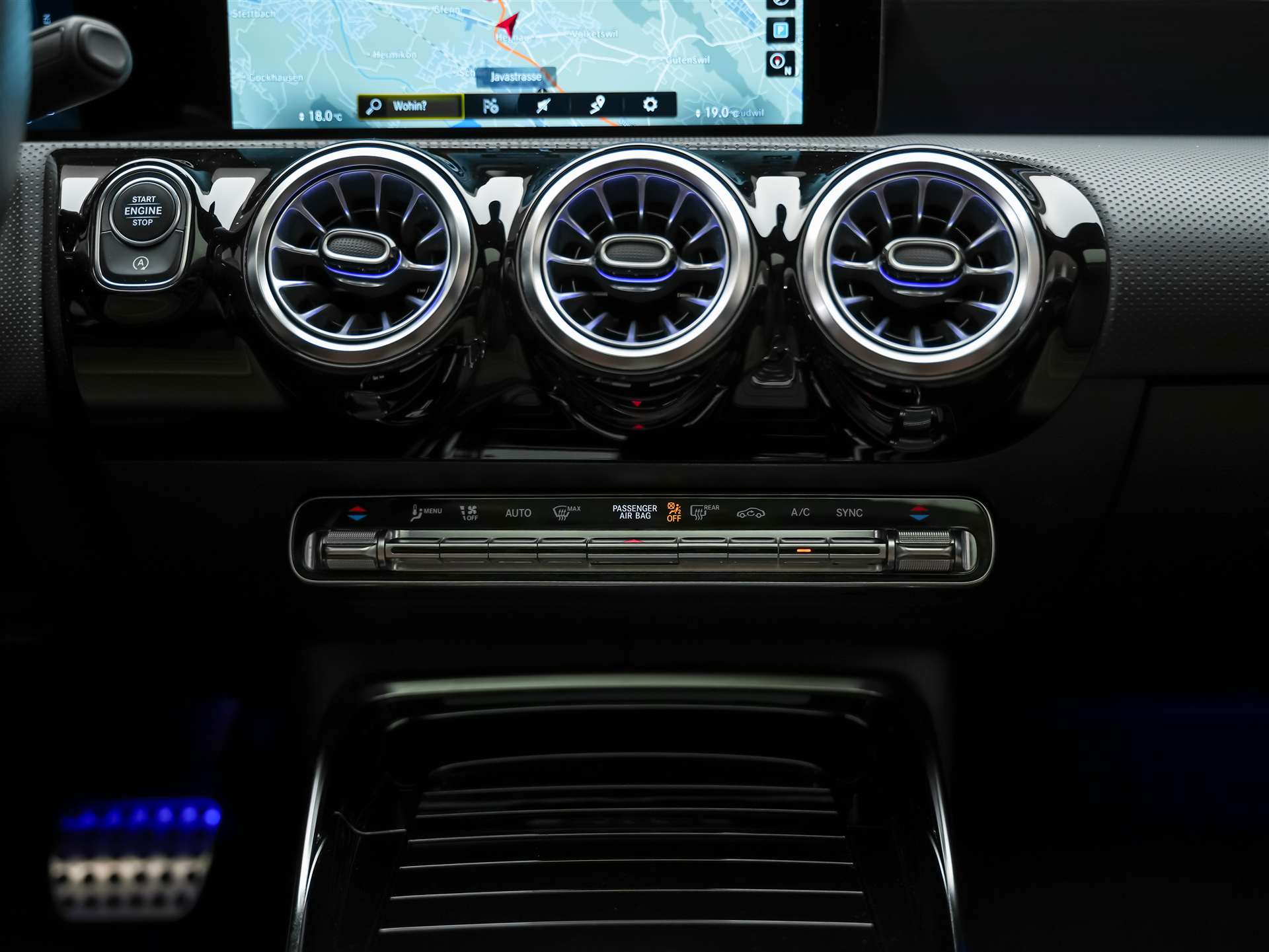 MERCEDES-BENZ CLA 35 AMG 4matic *CH Auto*Panorama*Night Paket AMG-image-19