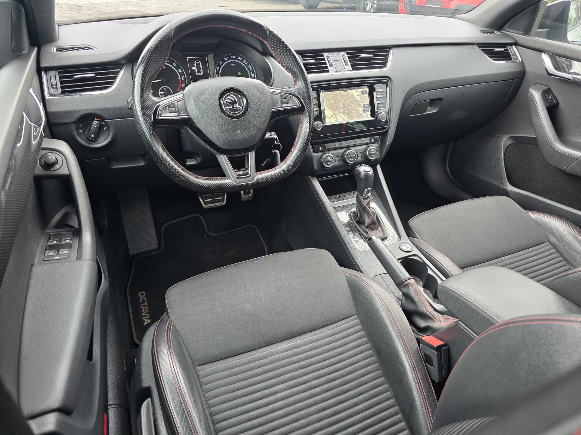 SKODA Octavia Combi 2.0 TDI RS DSG-image-12