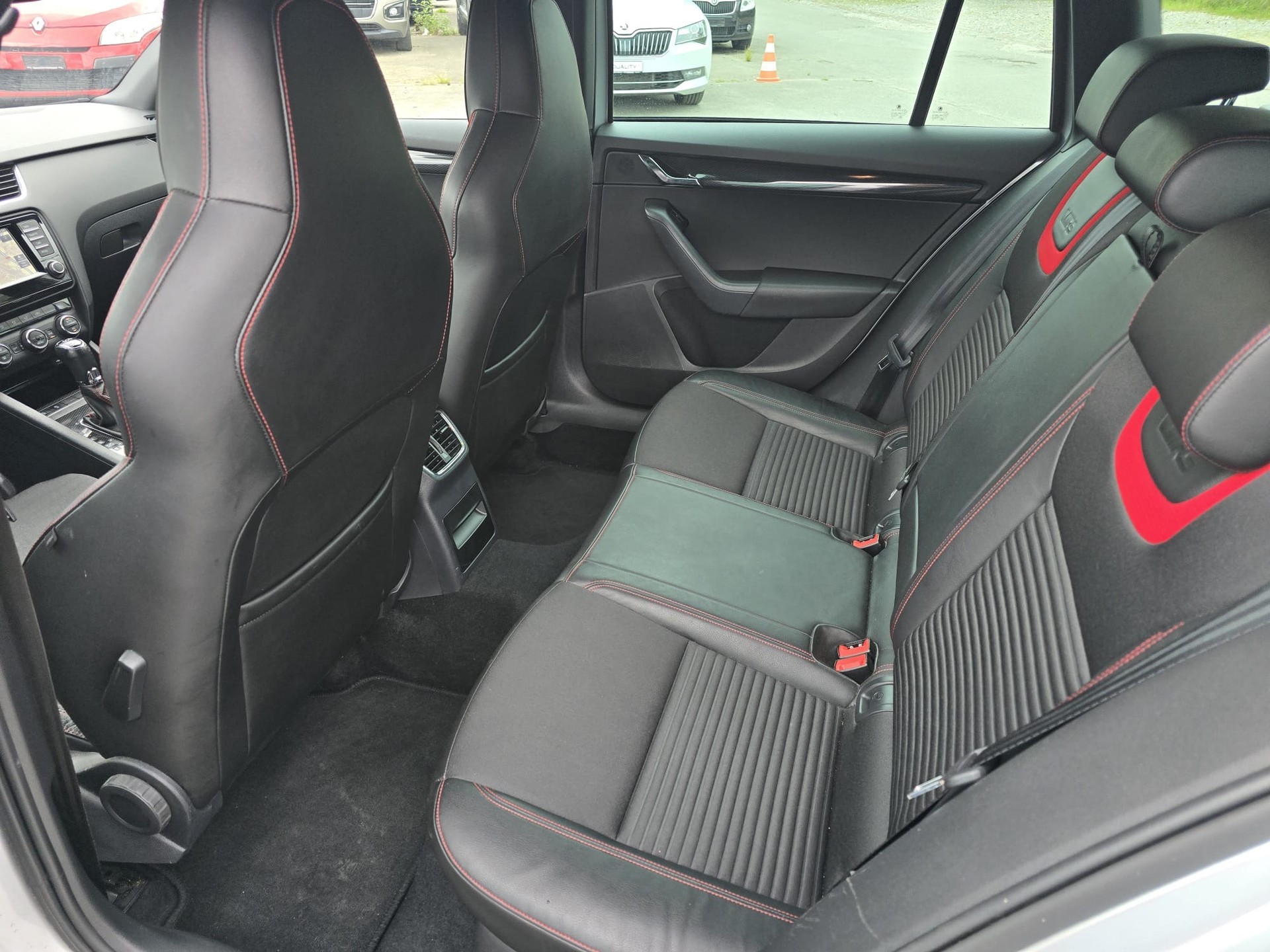 SKODA Octavia Combi 2.0 TDI RS DSG-image-10