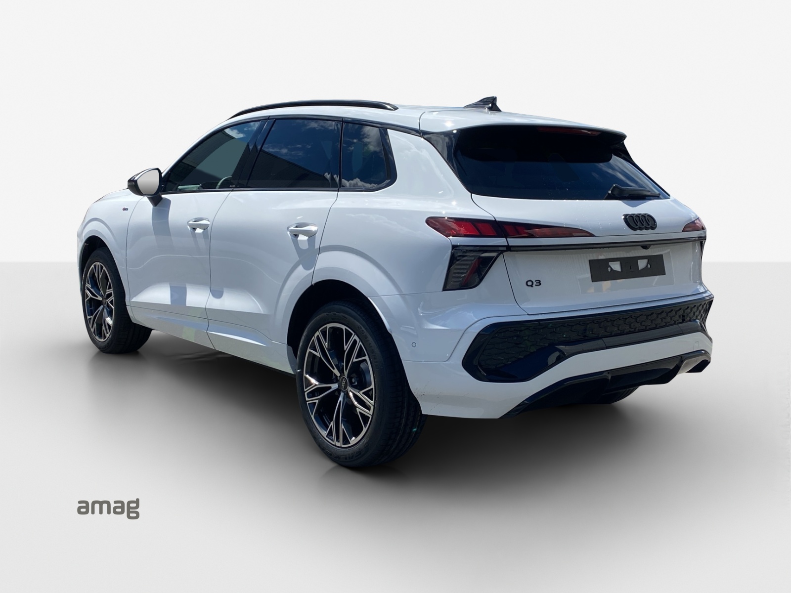 AUDI Q3 SUV 110 kW TFSI S tronic-image-2