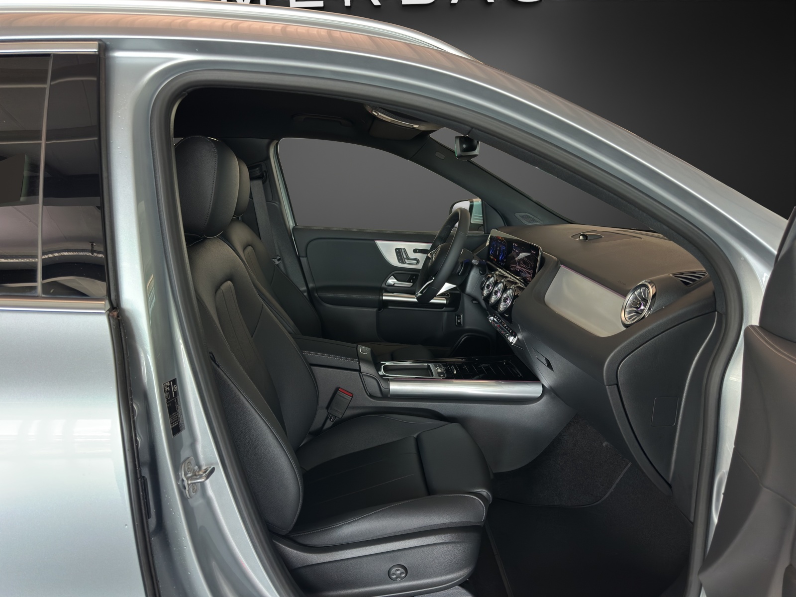 MERCEDES-BENZ EQA 350 4M Excellence-image-10