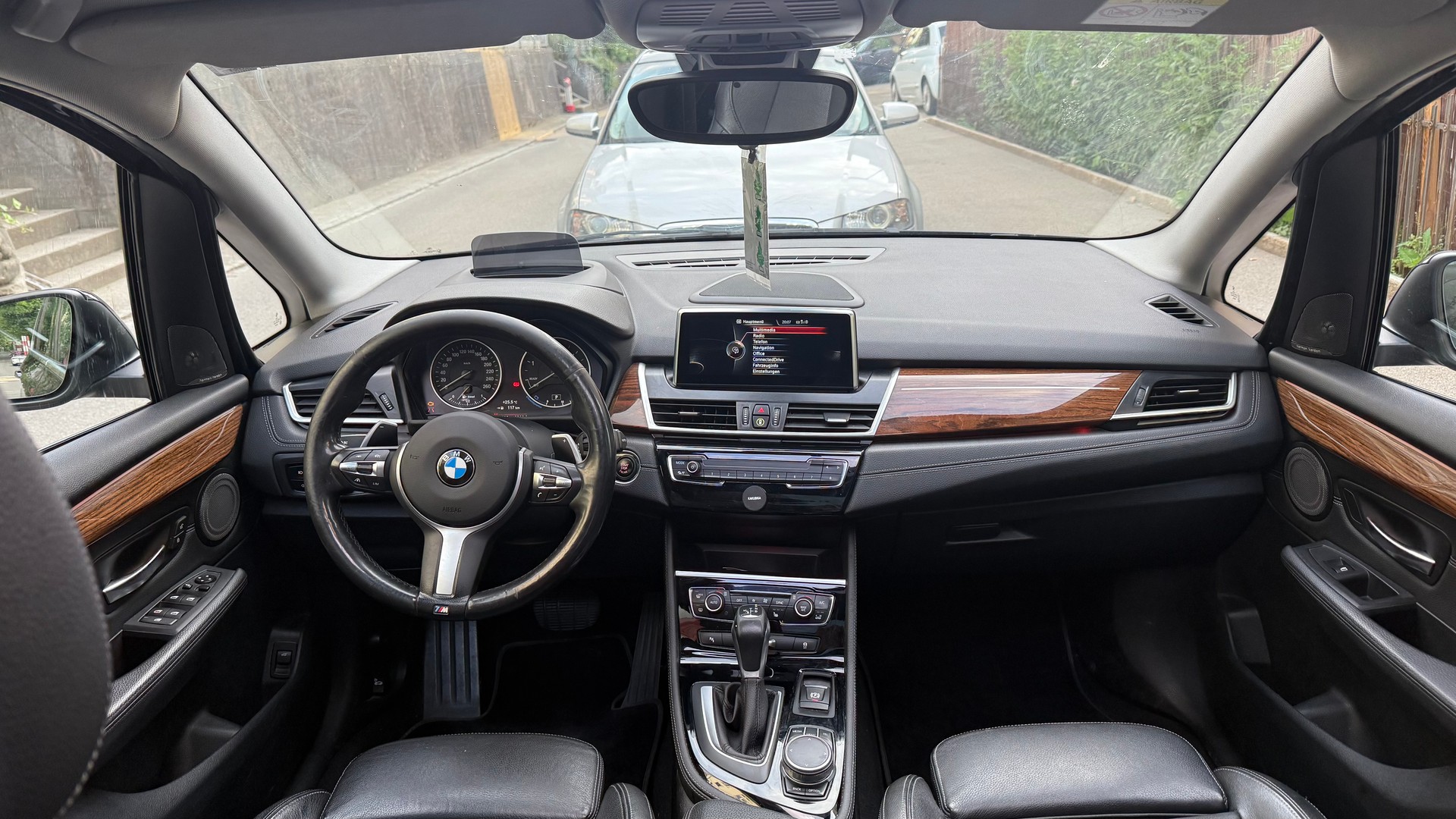 BMW 220d xDrive SAG-image-1