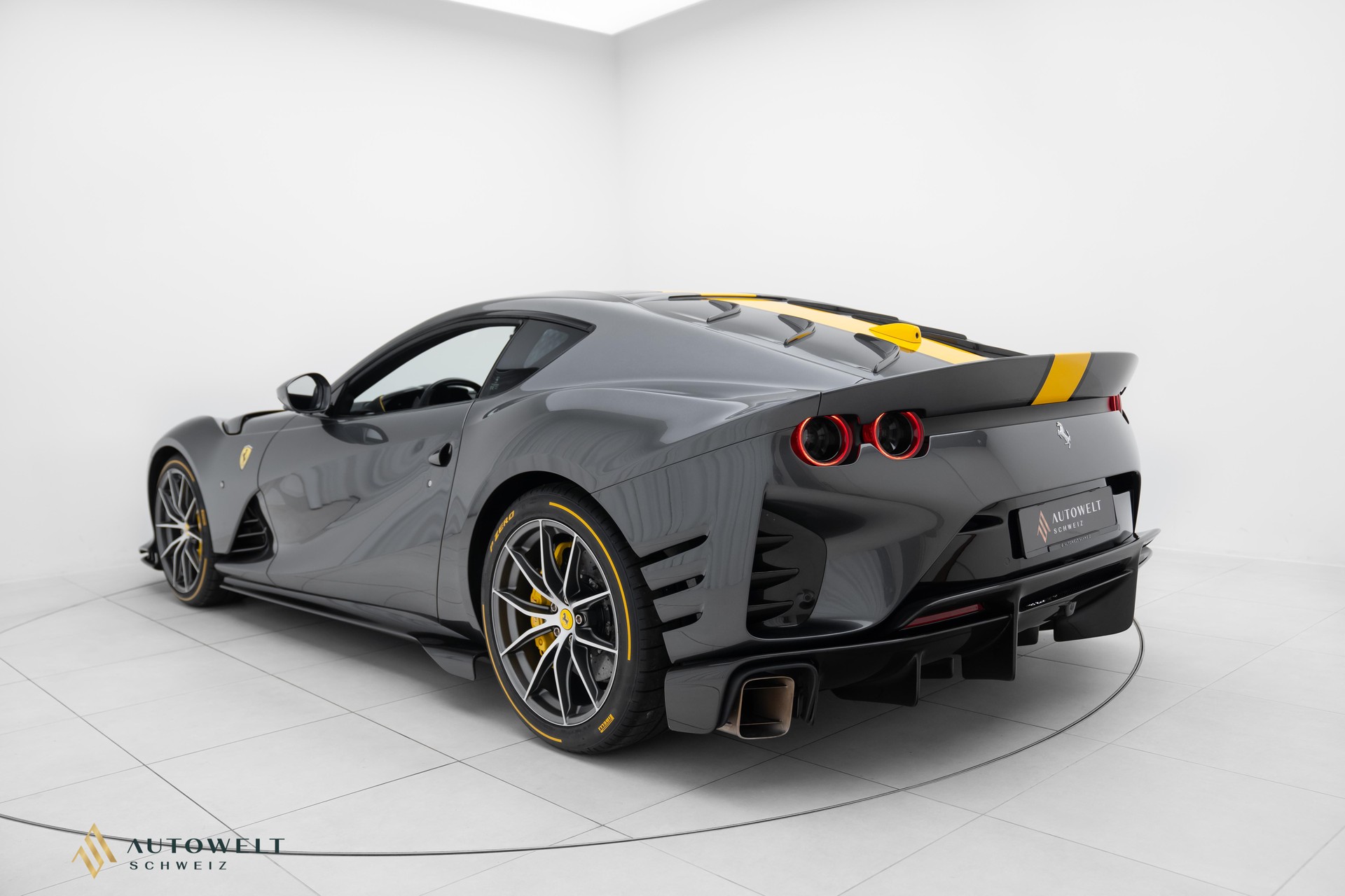 FERRARI 812 Competizione-image-2