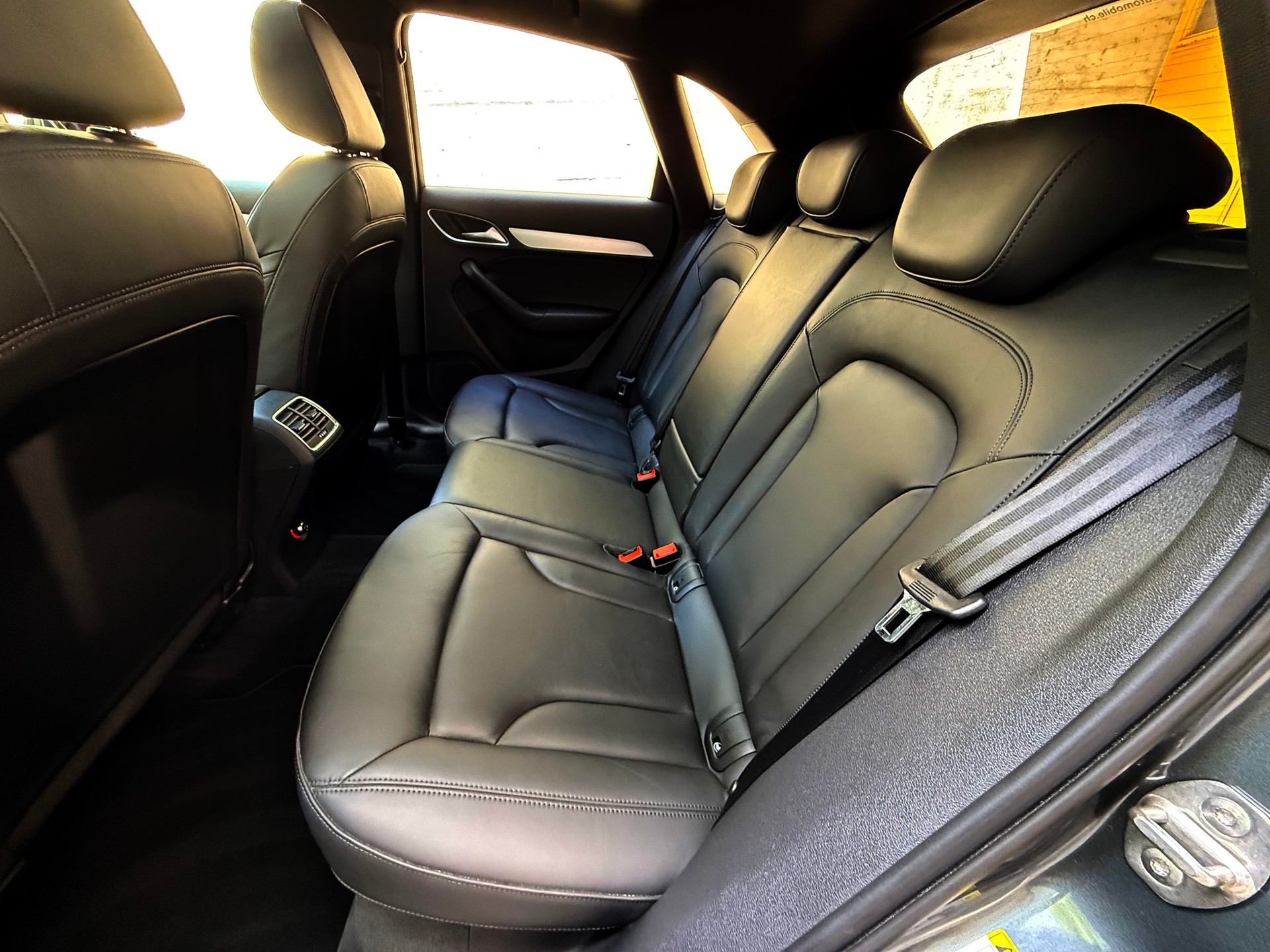 AUDI Q3 2.0 TFSI quattro S-tronic-image-19