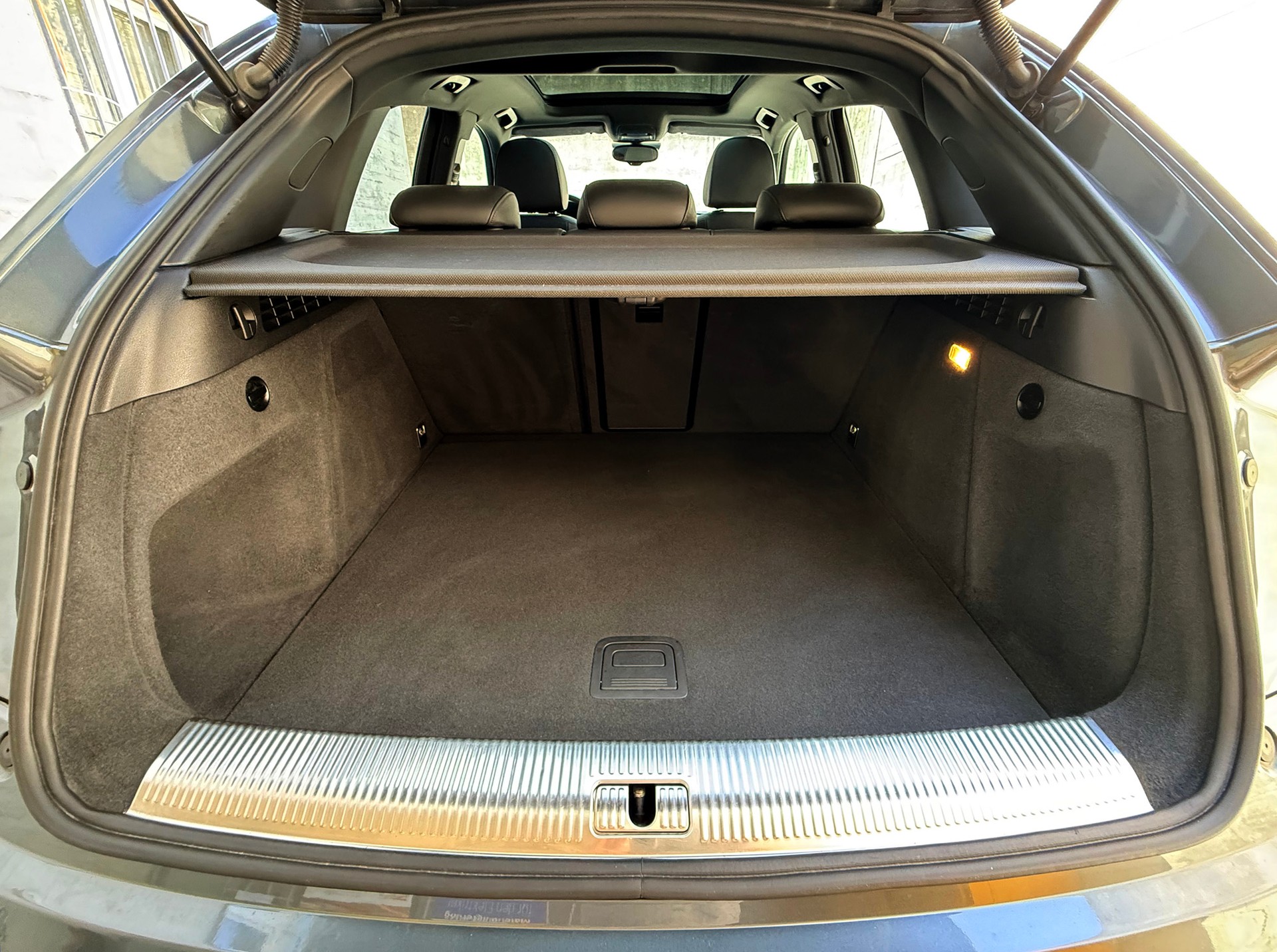 AUDI Q3 2.0 TFSI quattro S-tronic-image-10