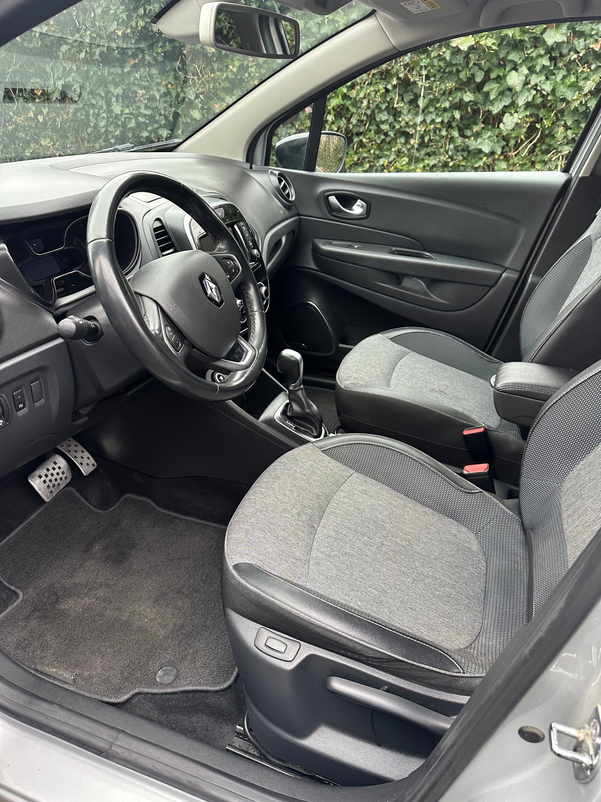 RENAULT Captur 1.2 T 16V 90th Anniversary EDC-image-11