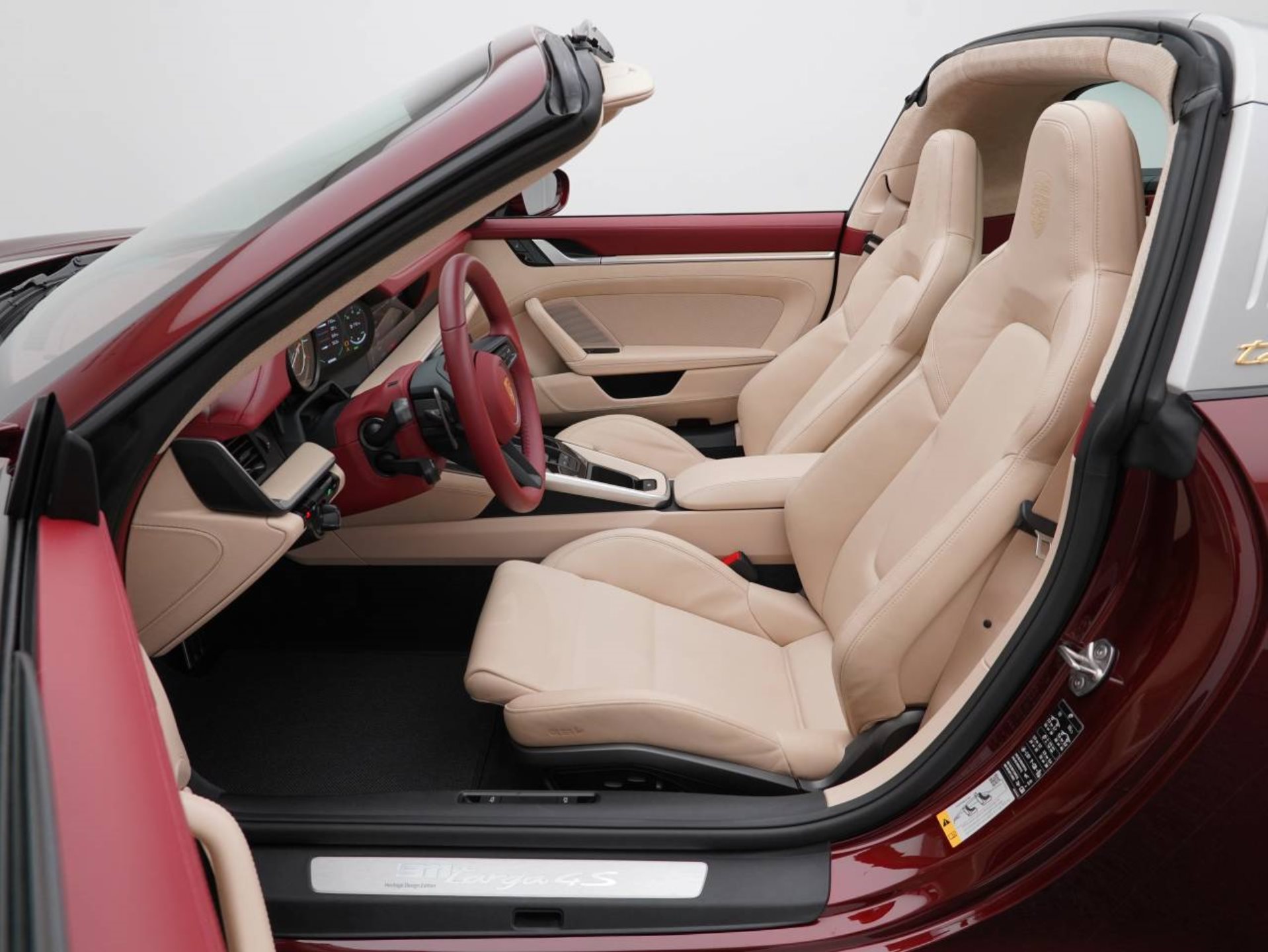 PORSCHE 911 Targa 4S Heritage Edition-image-4