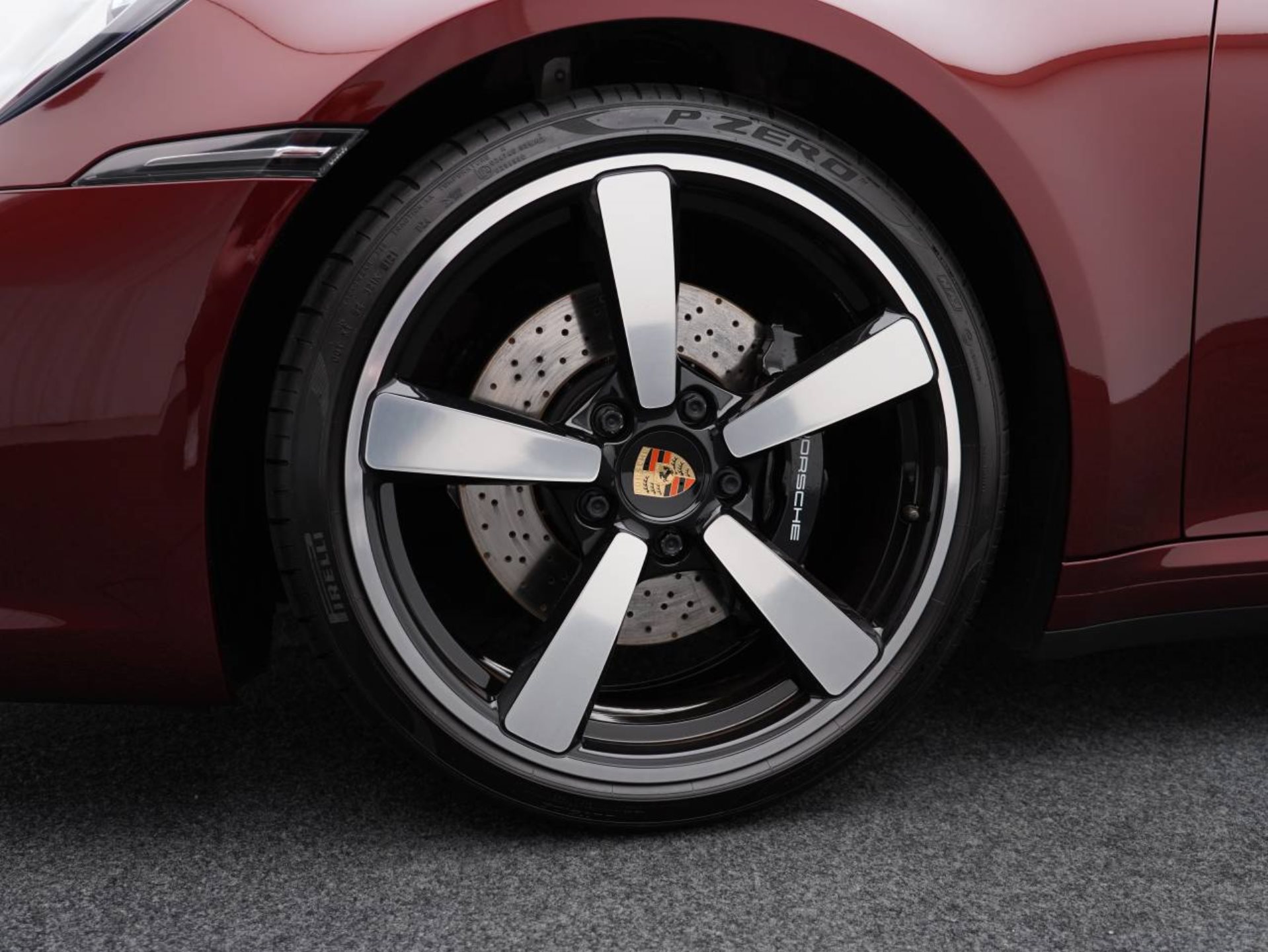 PORSCHE 911 Targa 4S Heritage Edition-image-10