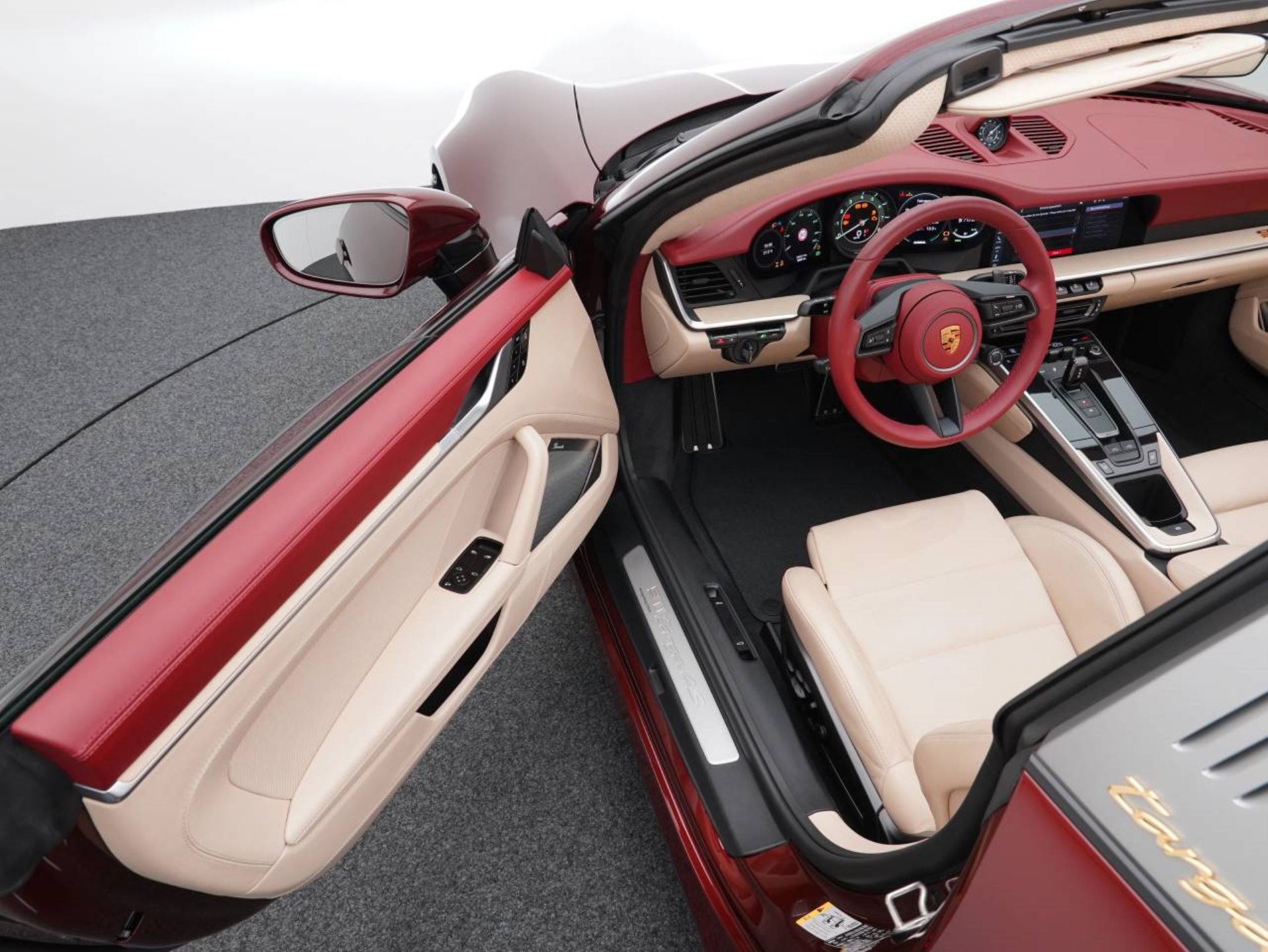 PORSCHE 911 Targa 4S Heritage Edition-image-3