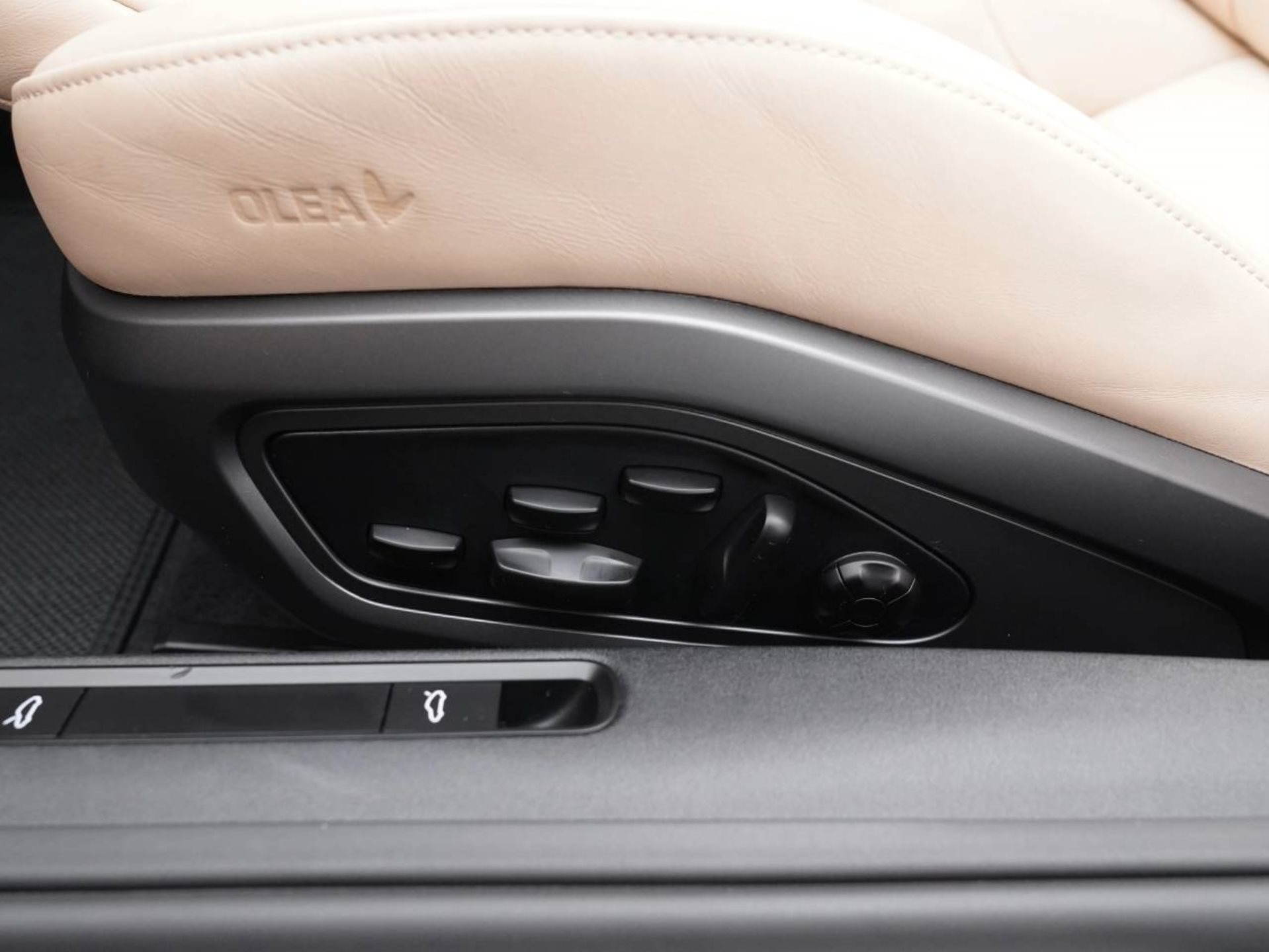 PORSCHE 911 Targa 4S Heritage Edition-image-22