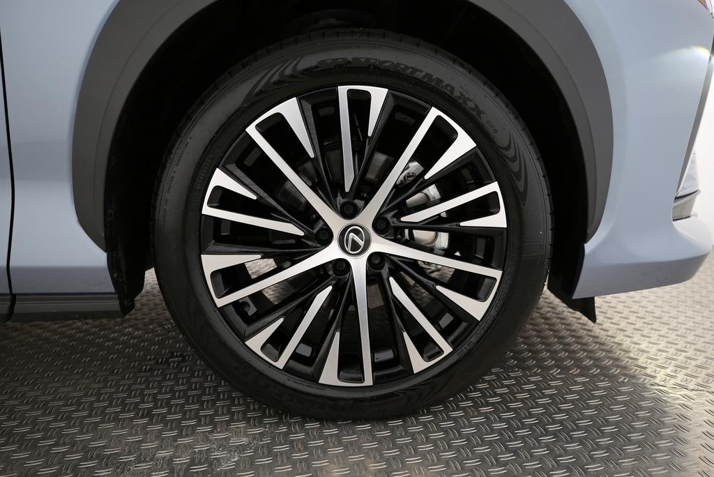LEXUS RZ 450e Comfort-image-12