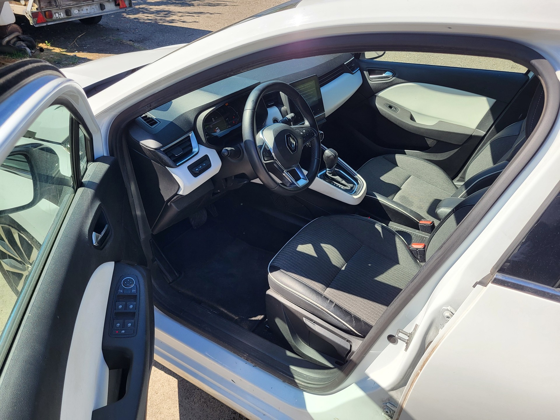RENAULT Clio 1.6 E-Tech Techno-image-1