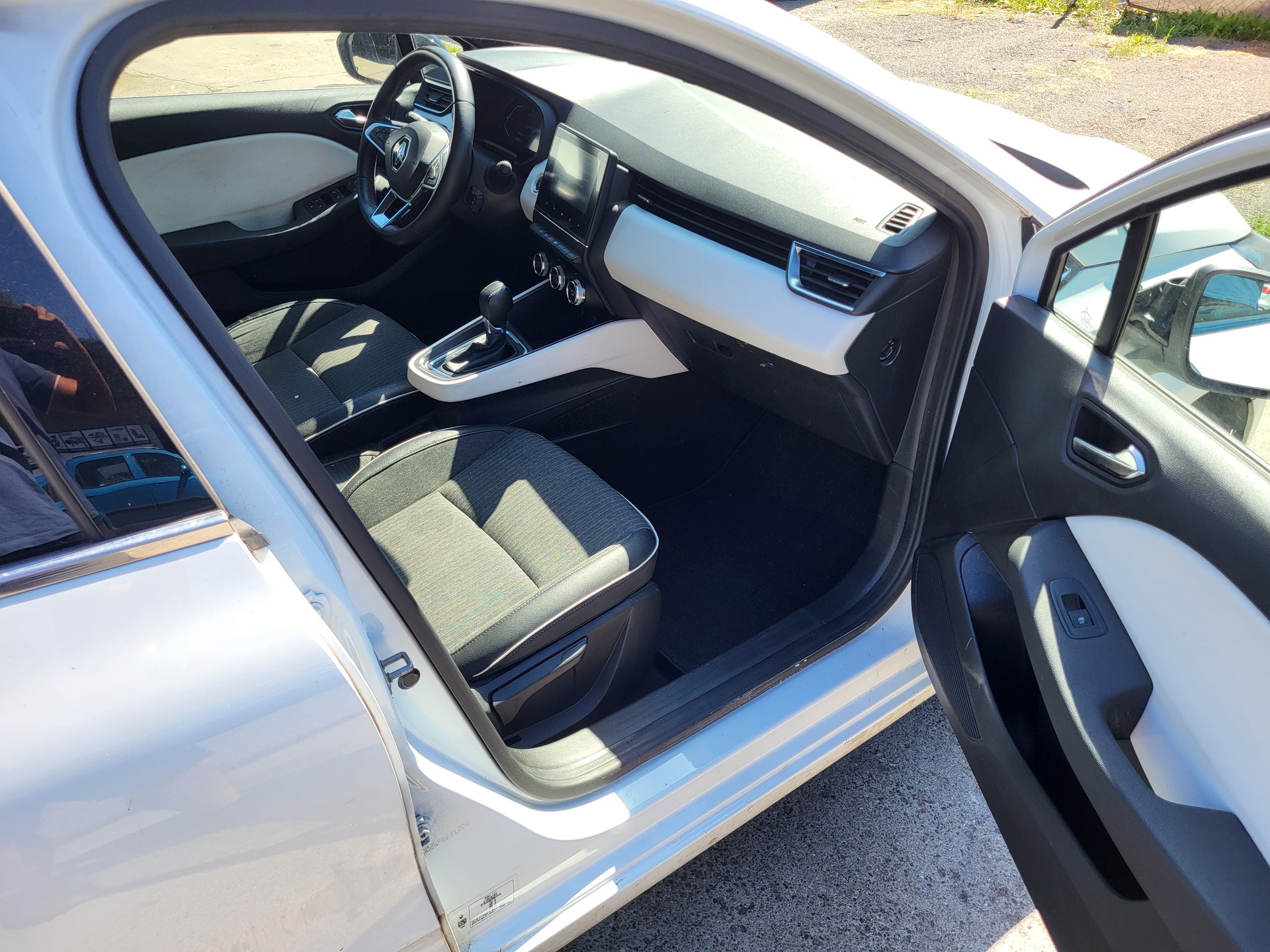 RENAULT Clio 1.6 E-Tech Techno-image-13
