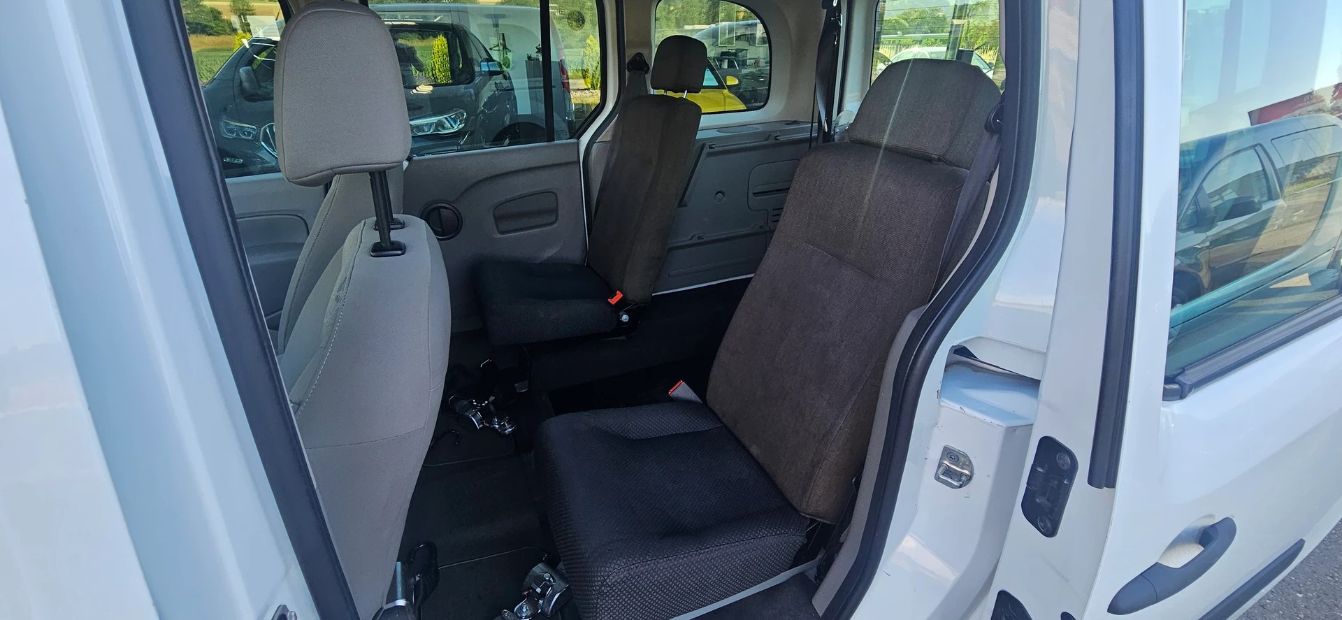 RENAULT Behindertengerecht-Rampe / 4-Sitze & ein Rollstuhlfahrer/in-image-9