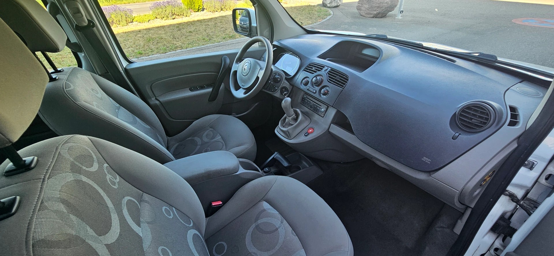 RENAULT Behindertengerecht-Rampe / 4-Sitze & ein Rollstuhlfahrer/in-image-8